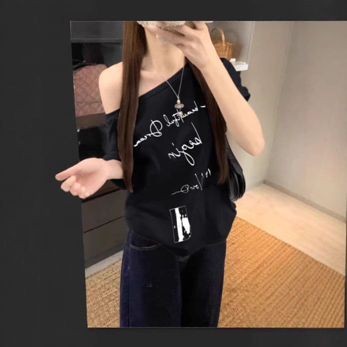 비스듬한 어깨 반팔 티셔츠 여름 알파벳 프린트 루즈핏 맨위 이미지 4
