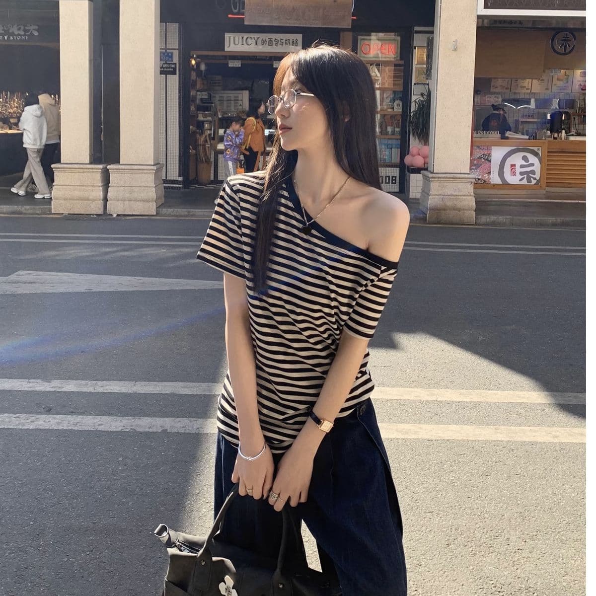 디자인 센스 비스듬한 어깨 반팔 스트라이프 티셔츠 여성 루즈핏 오프숄더 이미지 3