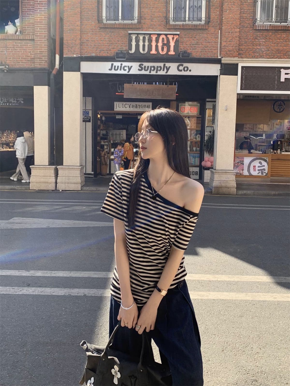디자인 센스 비스듬한 어깨 반팔 스트라이프 티셔츠 여성 루즈핏 오프숄더 상세 이미지 7