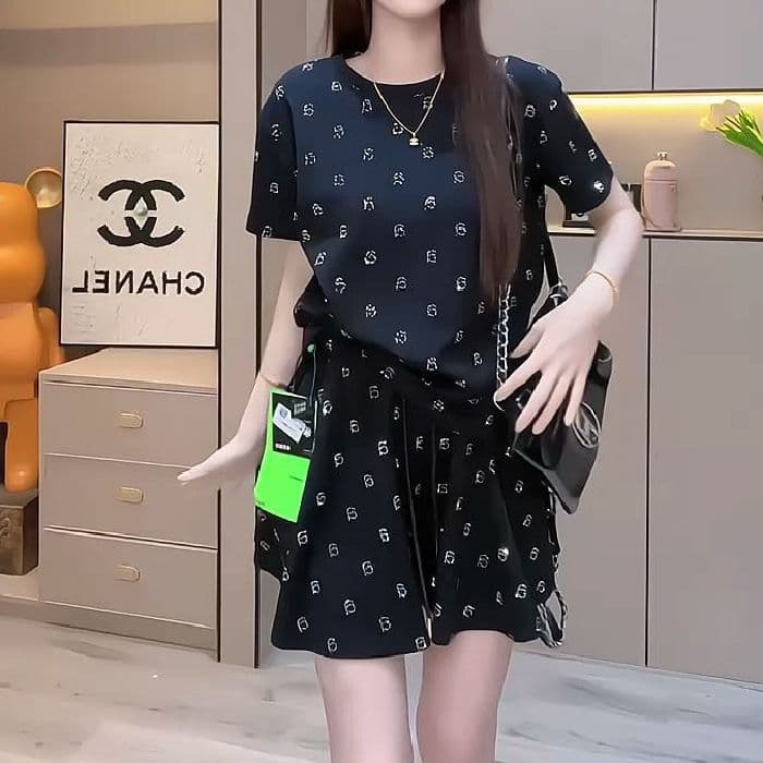 캐주얼 연령 감소 세트 여성 봄 여름 인터넷 유명인 폭발 핫픽스 반팔 티셔츠 밴딩 하이웨이스트 짧은 바지 투피스 세트 이미지 2