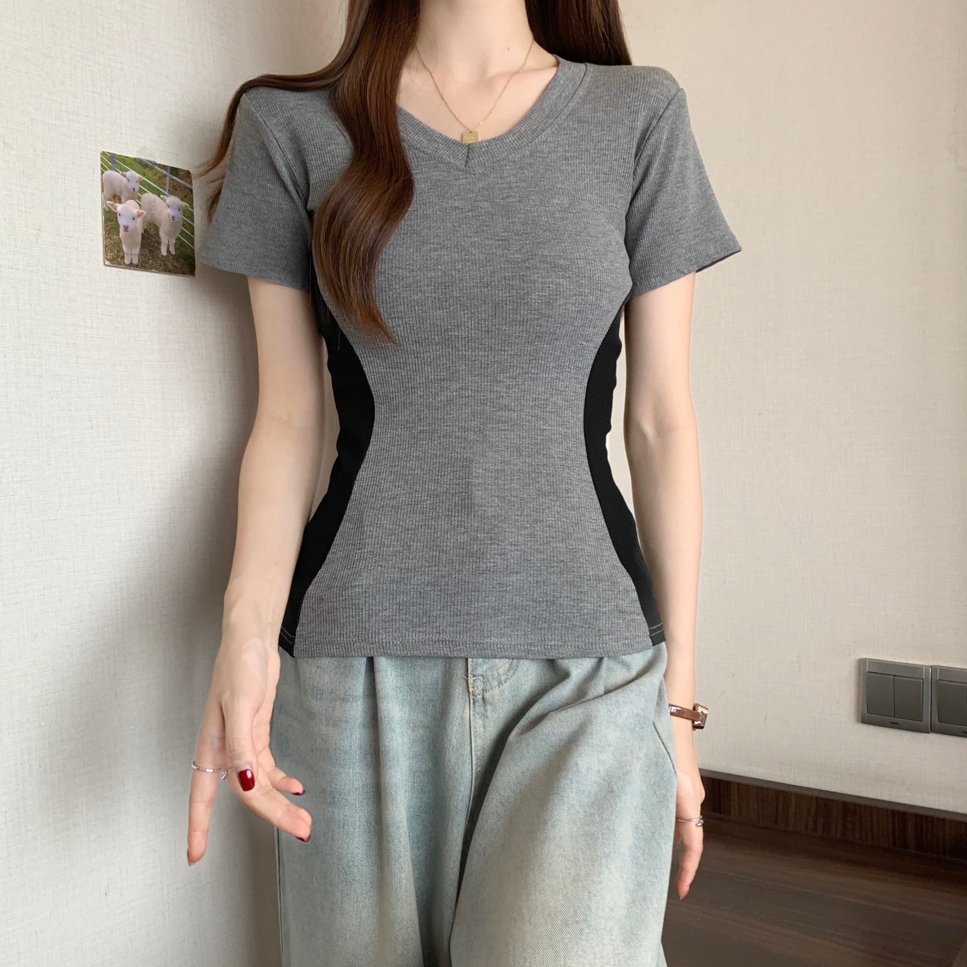실사 V넥 디자인 센스 작은 대중 몸매 가꾸기 슬림해 보이는 긍정적 인 어깨 핫걸 작은 티셔츠 새로운 반팔 맨위 상세 이미지 12