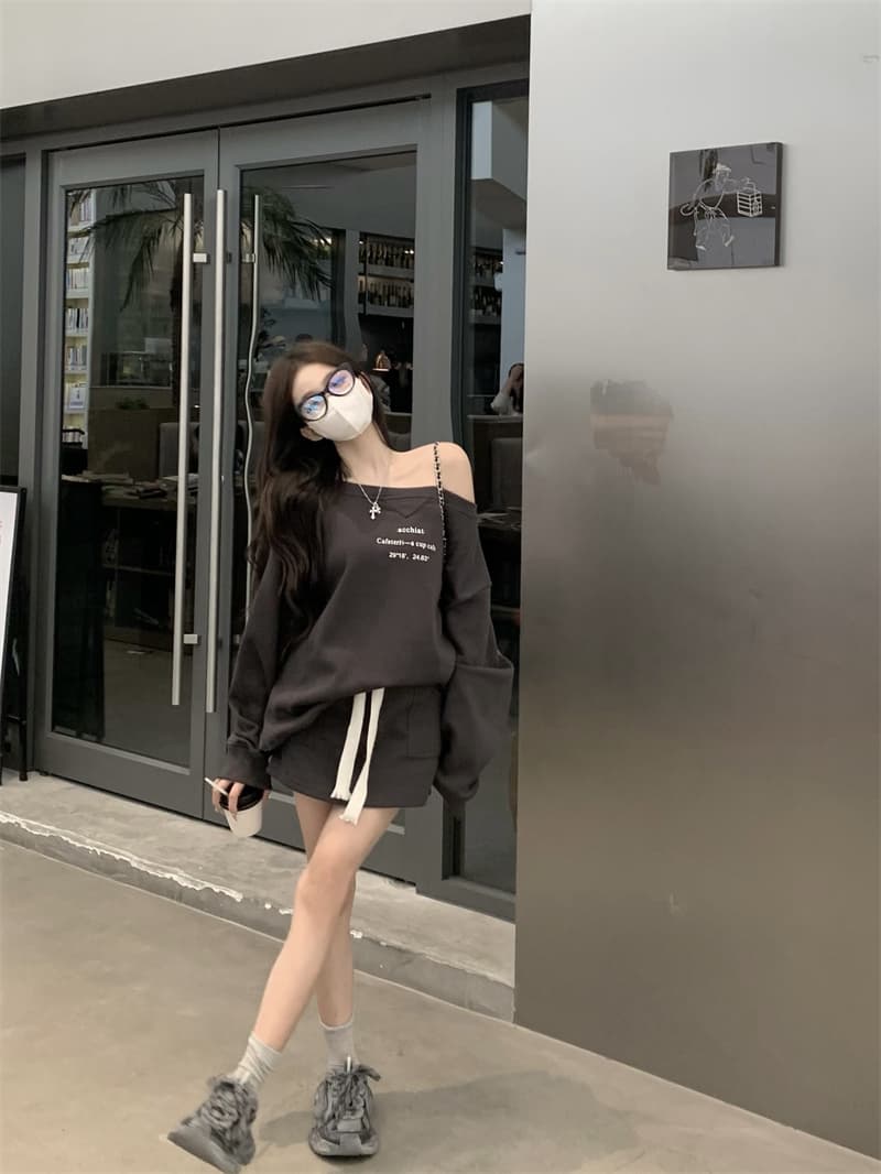 캐주얼 운동 투피스 세트 베이지 색 오프숄더 프린트 긴팔 후드티 여성 의류 가을 웨이 치마 반신 치마 세트 이미지 4