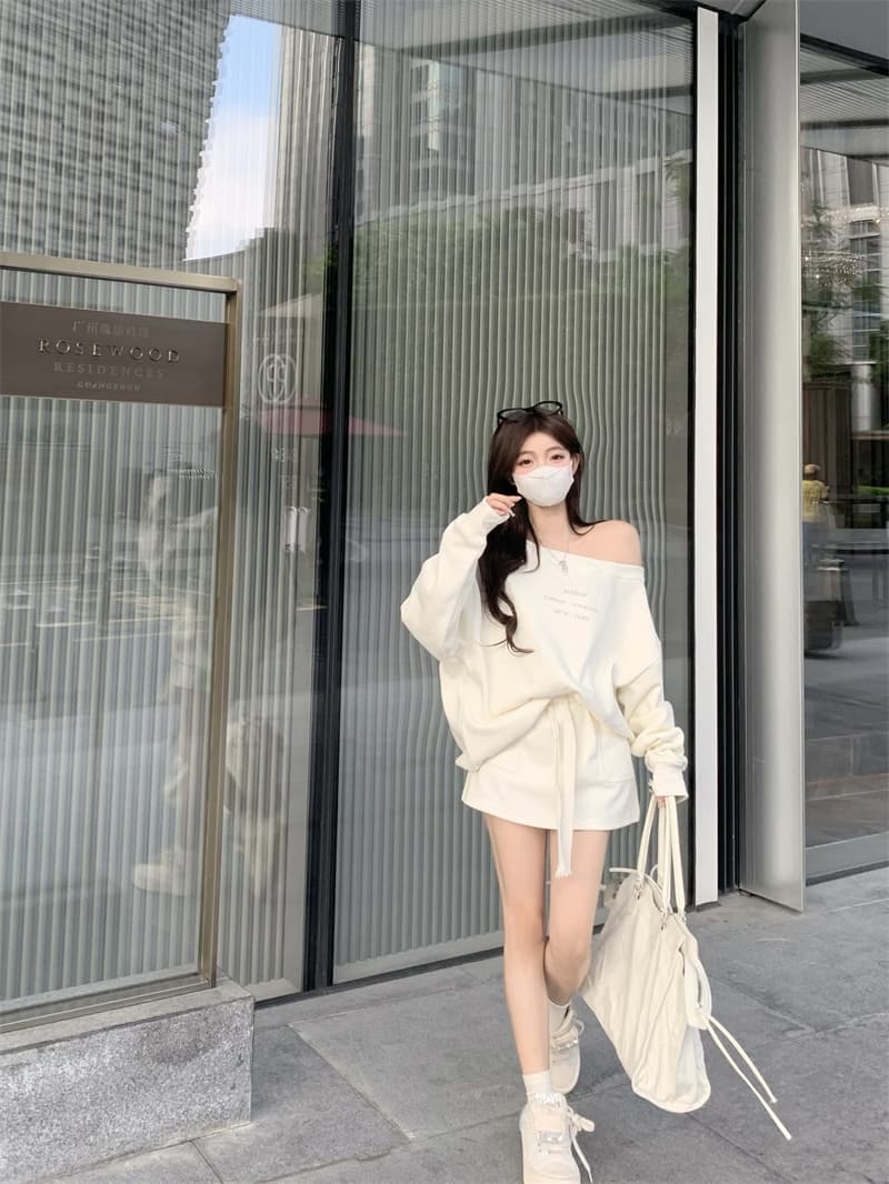 캐주얼 운동 투피스 세트 베이지 색 오프숄더 프린트 긴팔 후드티 여성 의류 가을 웨이 치마 반신 치마 세트 상세 이미지 10