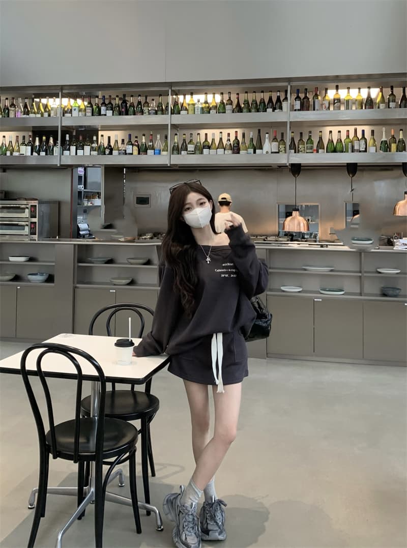 캐주얼 운동 투피스 세트 베이지 색 오프숄더 프린트 긴팔 후드티 여성 의류 가을 웨이 치마 반신 치마 세트 상세 이미지 13