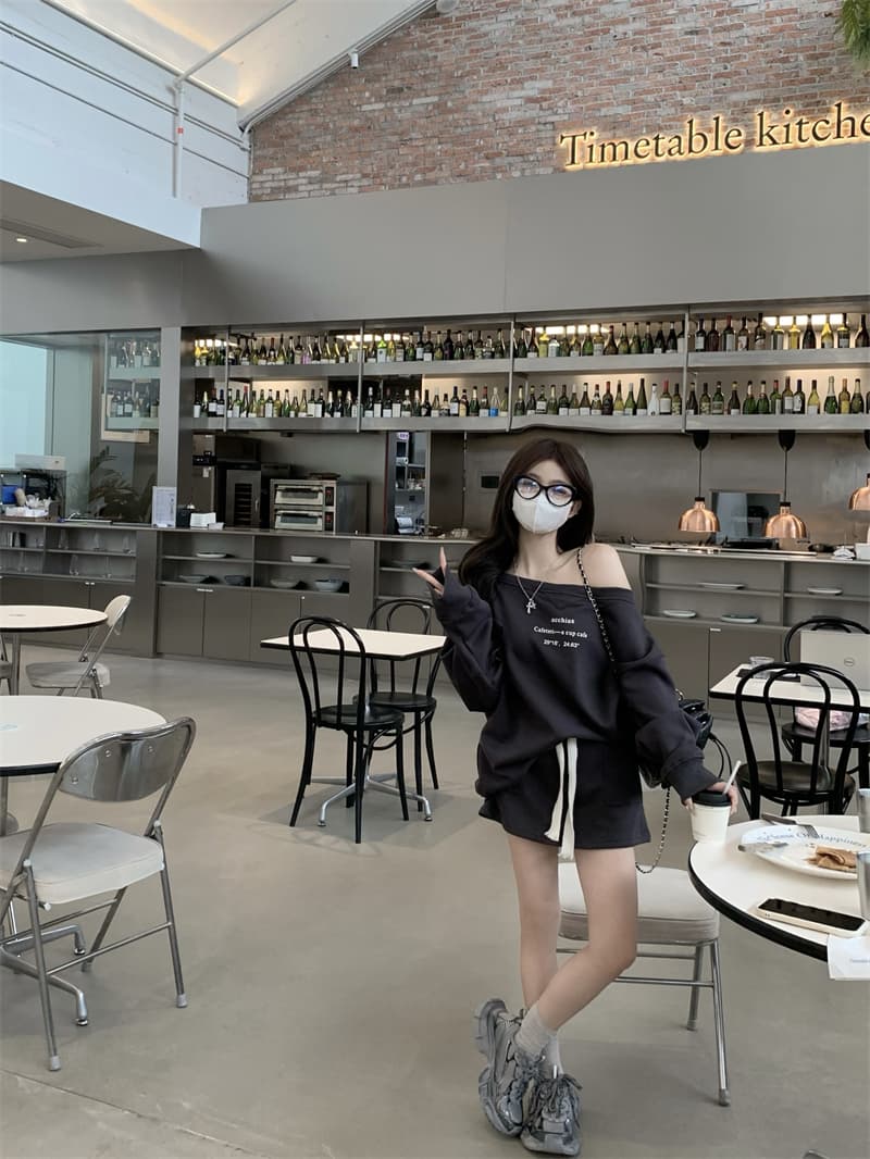 캐주얼 운동 투피스 세트 베이지 색 오프숄더 프린트 긴팔 후드티 여성 의류 가을 웨이 치마 반신 치마 세트 상세 이미지 17