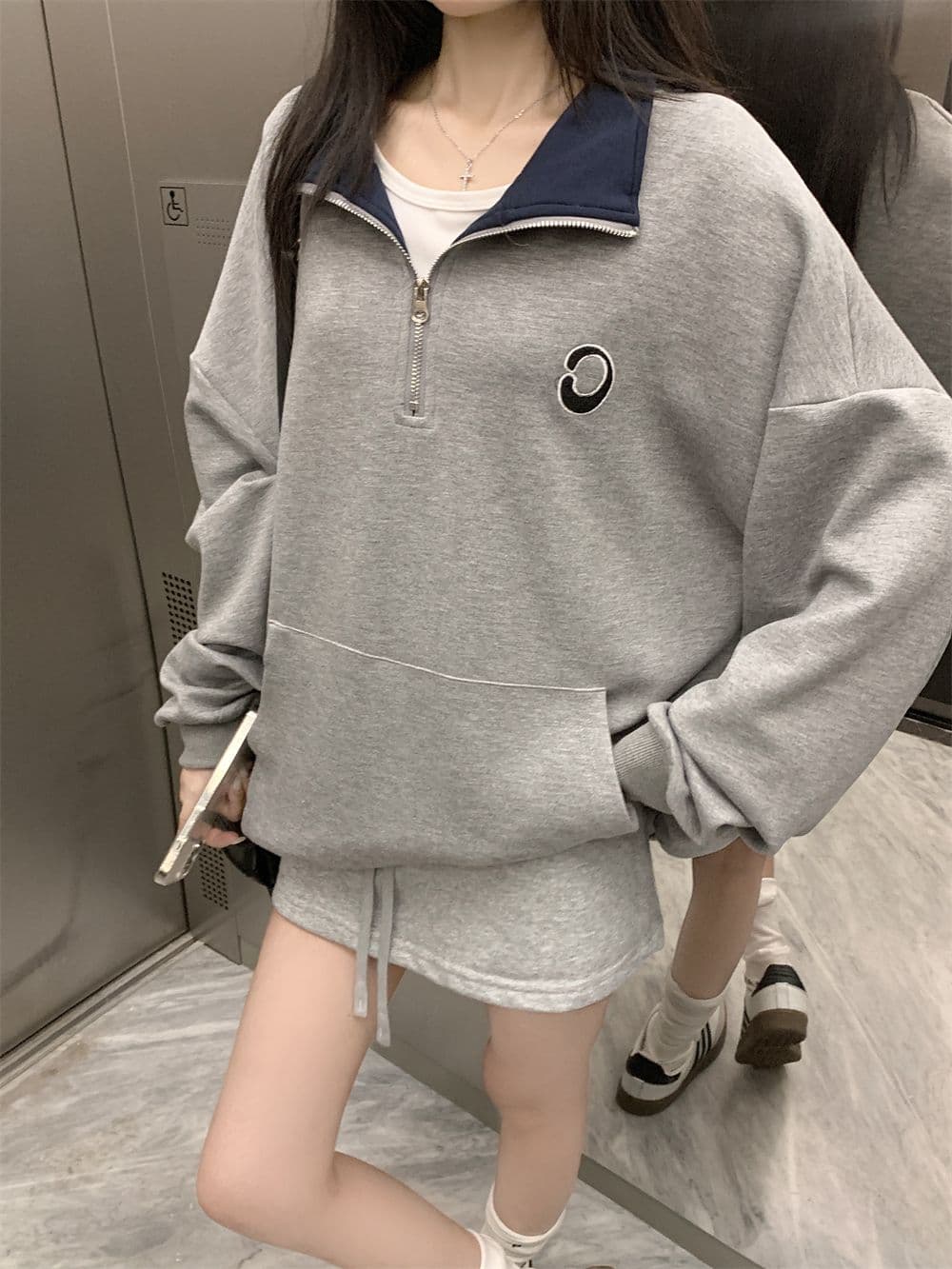 실사 후아 면 복합 얇은 스타일 털이 있는 POLO 칼라 지퍼 후드티 여성 배색 자수 상세 이미지 2