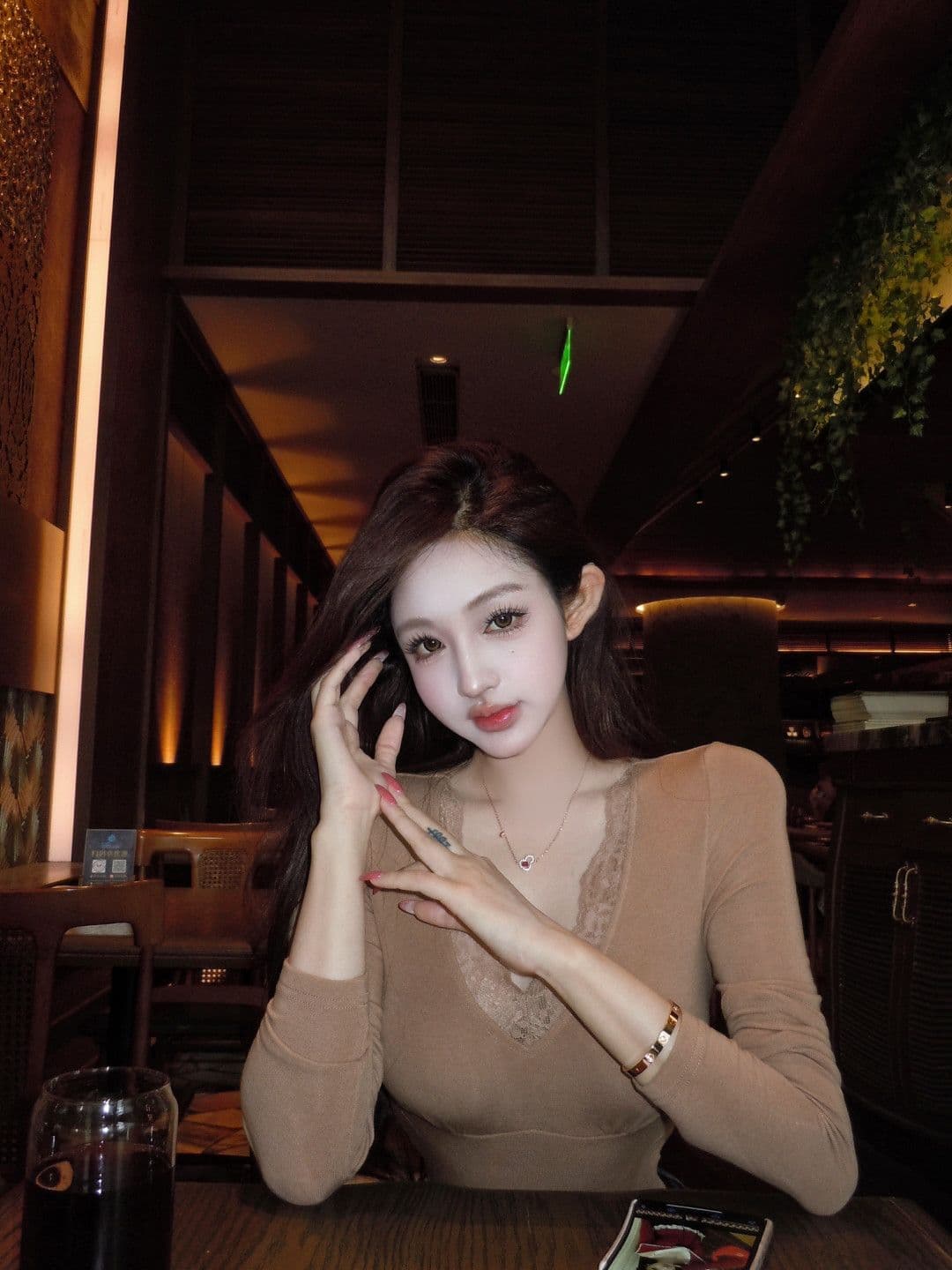 사람들 면 잡아라. 털 레이스 조각 섹시함 V넥 긴팔 티셔츠 여성 겨울 허리 수축 맨위 인사이드 가져 가라. 기본 셔츠 상세 이미지 20