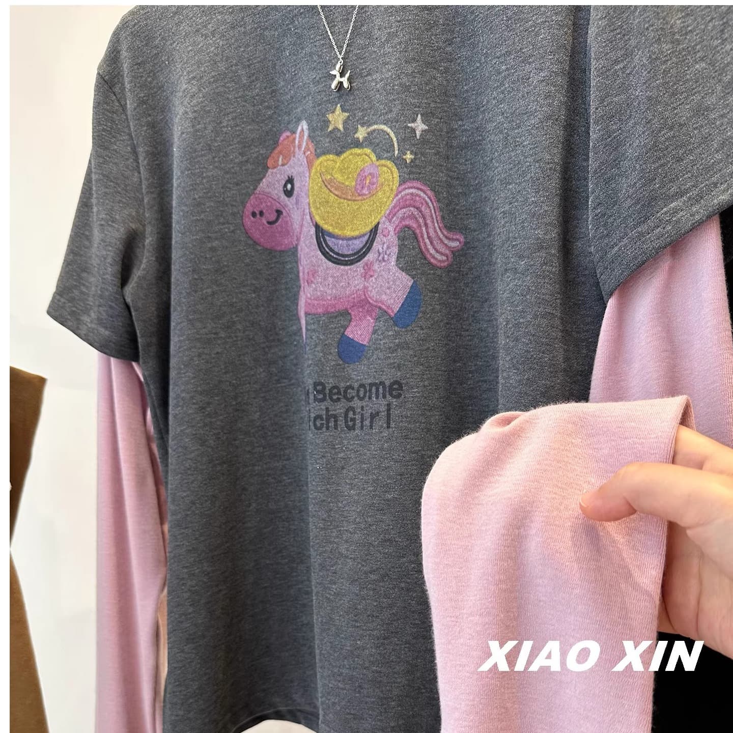즉시 풍부한 외국 가스 분말 분말 소매 패치워크 페이크 레이어드 작은 말 프린트 긴팔 티셔츠 여성 봄 캐주얼 맨위 이미지 4