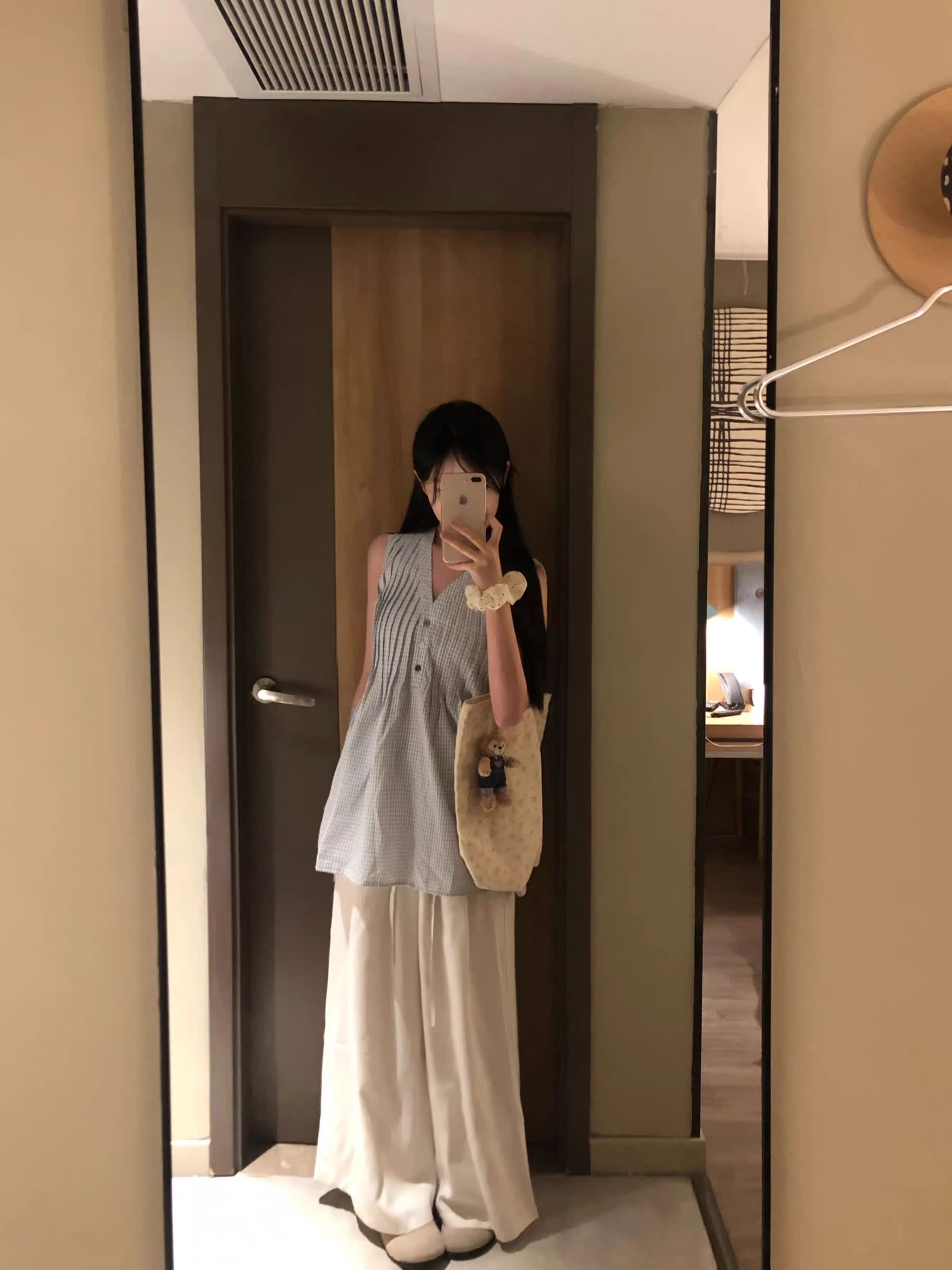 파란색 체크무늬 민소매 V넥 조끼 작은 맨위 여성 여름 외출용 2026 새로운 여름 아름다운 ootd 착용 가져 가라. 상세 이미지 5