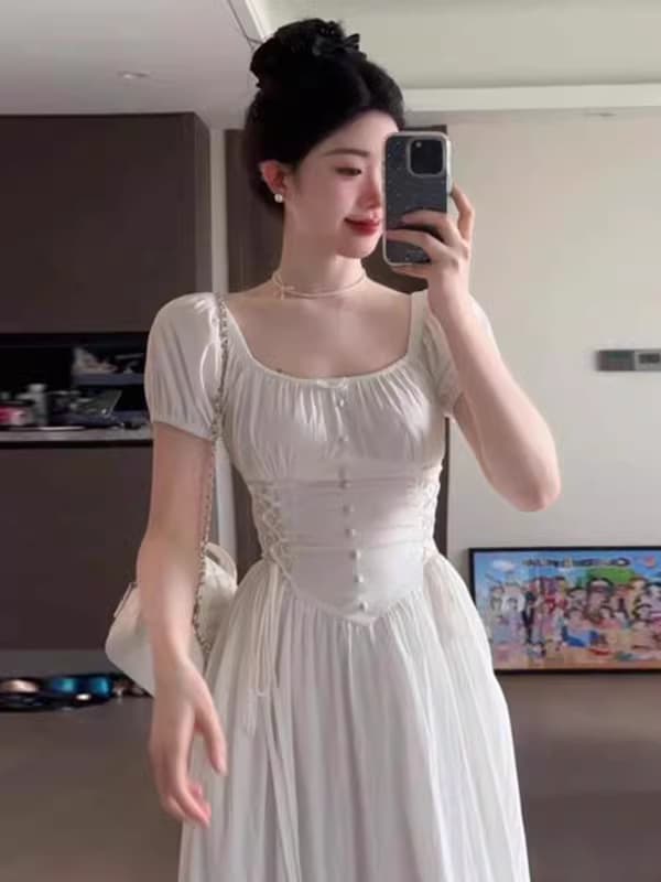2026 여름 새로운 여성 의류 슬림해 보이는 화이트 드레스 프랑스식 레트로 디자인 센스 스트랩 허리 수축 롱 스커트 이미지 3