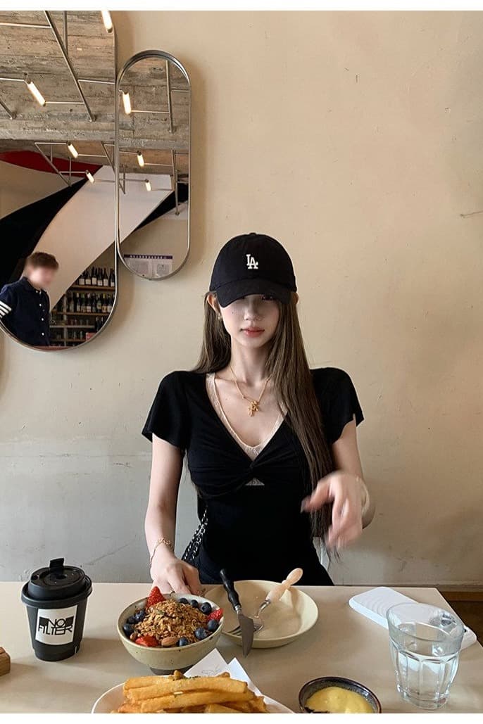 tongiiuu 되돌리기 En 리 검정색 V넥 페이크 레이어드 레이스 비틀림 반팔 티셔츠 여성 몸매 가꾸기 슬림해 보이는 맨위 이미지 6