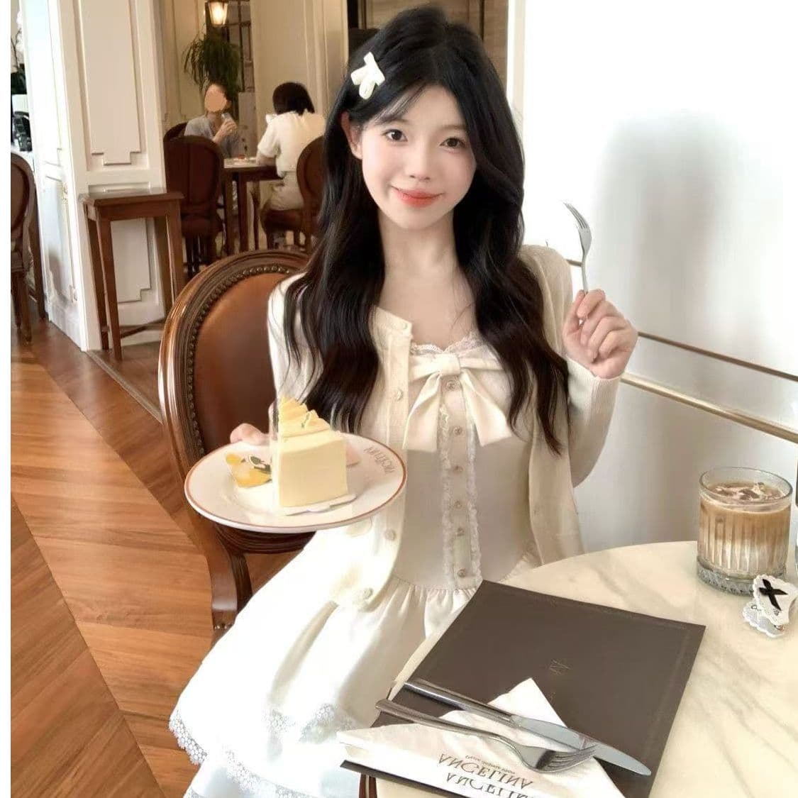작은 키 달콤함 프랑스식 베이지 색 오픈 가디건 2026 봄 여름 화이트 퍼프 케이크 점프 슈트 조끼 스커트 투피스 세트 이미지 5