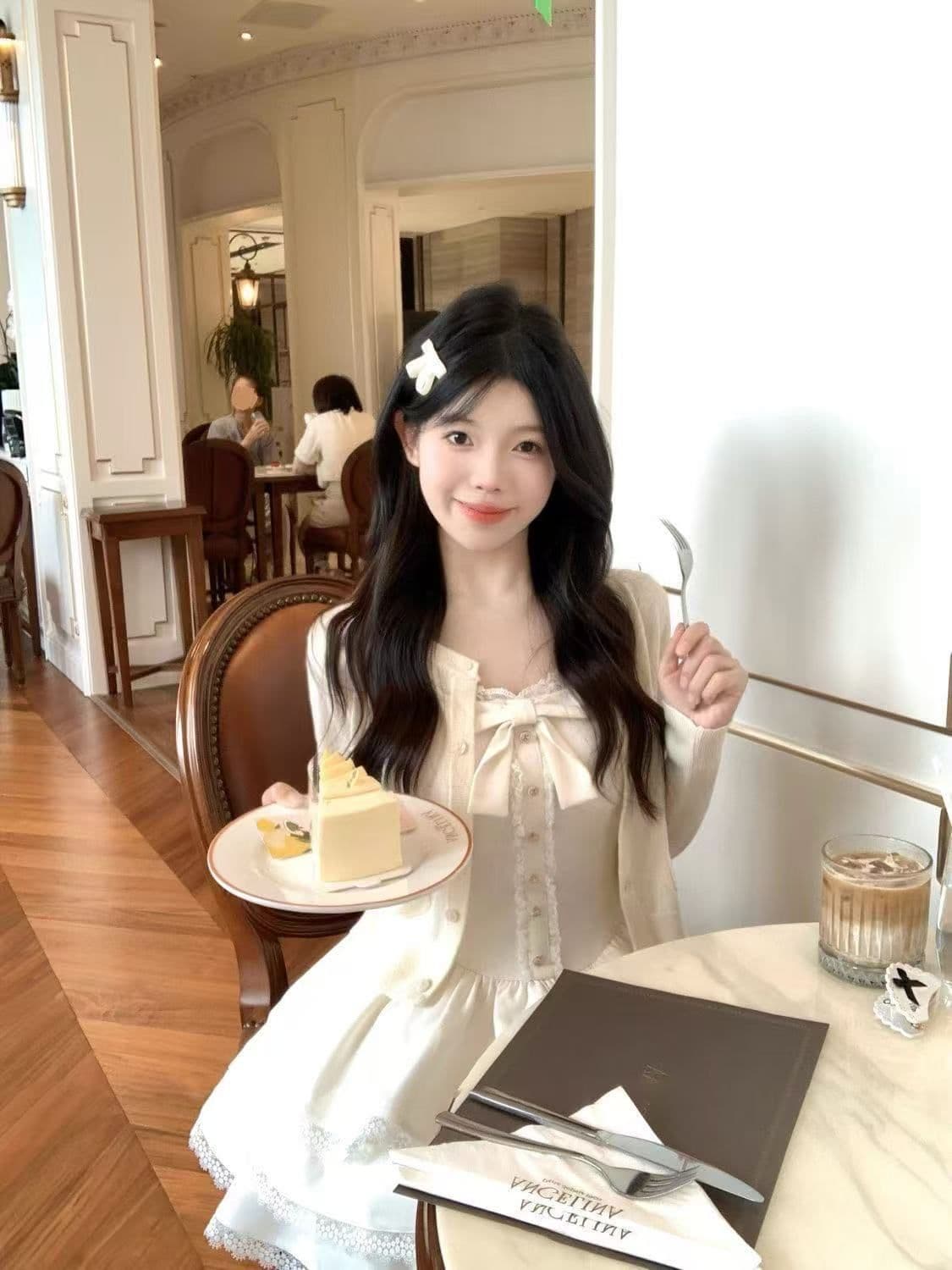 작은 키 달콤함 프랑스식 베이지 색 오픈 가디건 2026 봄 여름 화이트 퍼프 케이크 점프 슈트 조끼 스커트 투피스 세트 상세 이미지 4