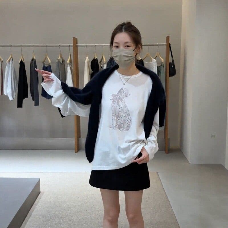 눈꽃 면 2026 년 가을 새로운 한국 스타일 디스플레이 품격 Chic 센스 진첸바오 프린트 여성 긴 소매 티셔츠 맨위 상세 이미지 5