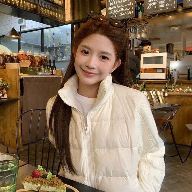2026 겨울 보온 페이크 레이어드 스탠드 칼라 쇼트 스타일 면 의류 여성 우유 화이트 캐주얼 두꺼운 꽈배기 패치워크 니트 재킷 상세 이미지 11