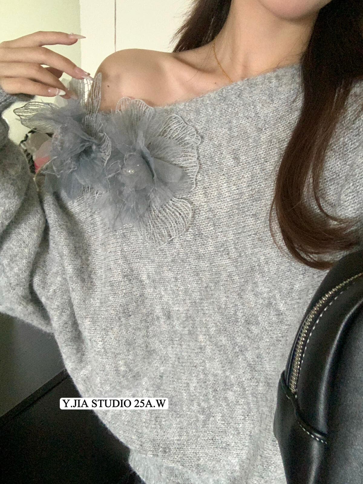 열세 개 비스듬한 어깨 루즈핏 느긋한 다용도 슬림해 보이는 니트 스웨터 경기 브로치 스웨터 여자 한 부서 부드러운 찹쌀 스웨터 상세 이미지 14