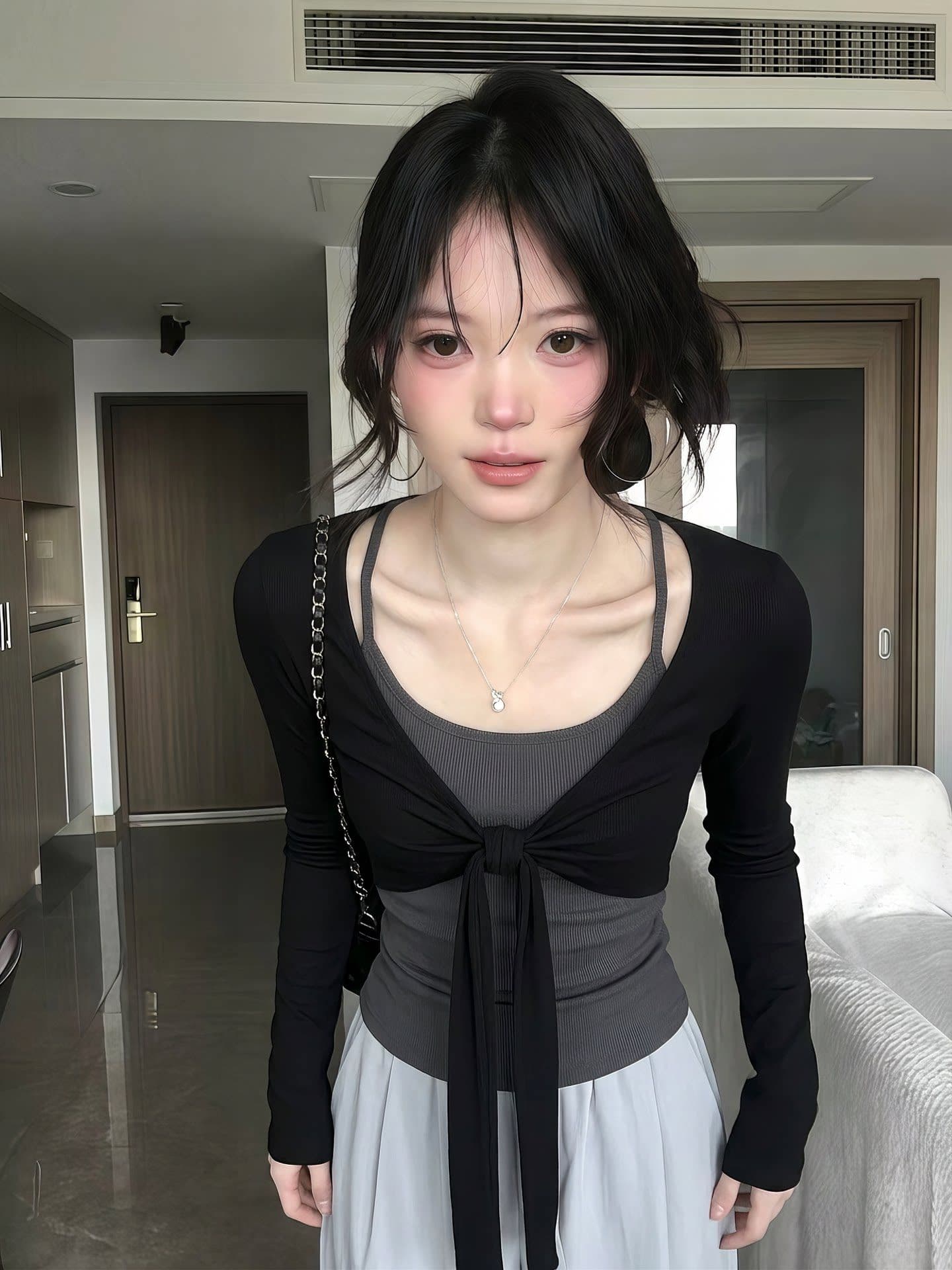와 사고 방식 페이크 레이어드 스트랩 디자인 긴팔 티셔츠 여성 이른 가을 연령 감소 검정색 쇼트 스타일 슬림해 보이는 맨위 상세 이미지 6