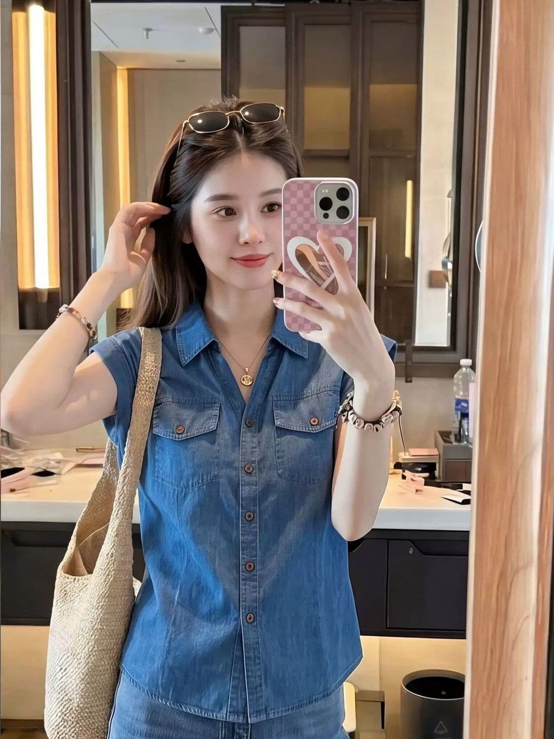 2026 여름 새로운 항구 바람 레트로 파란색 데님 민소매 셔츠 패션 폴로 칼라 품격 슬림해 보이는 외국 가스 맨위 상세 이미지 13
