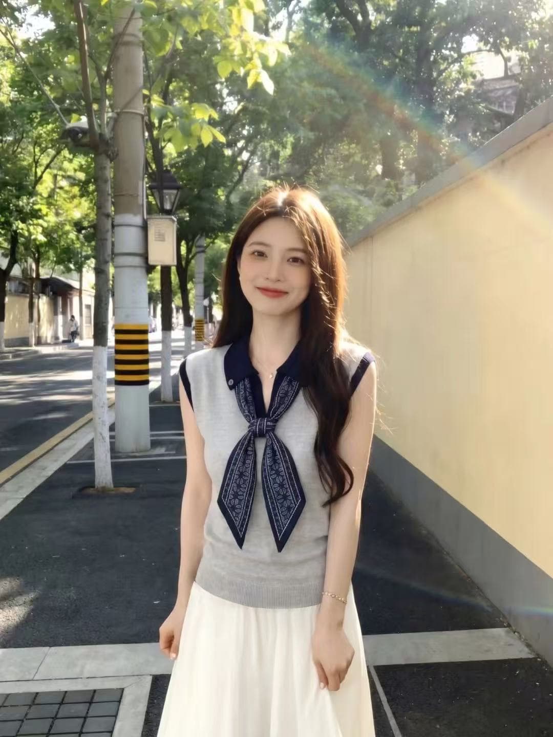 자이언트 잘 생긴 스카프 넥타이 긍정적 인 어깨 니트 티셔츠 여성 2026 슈퍼 화재 연령 감소 여름 한 부서 품격 어깨 맨위 이미지 3