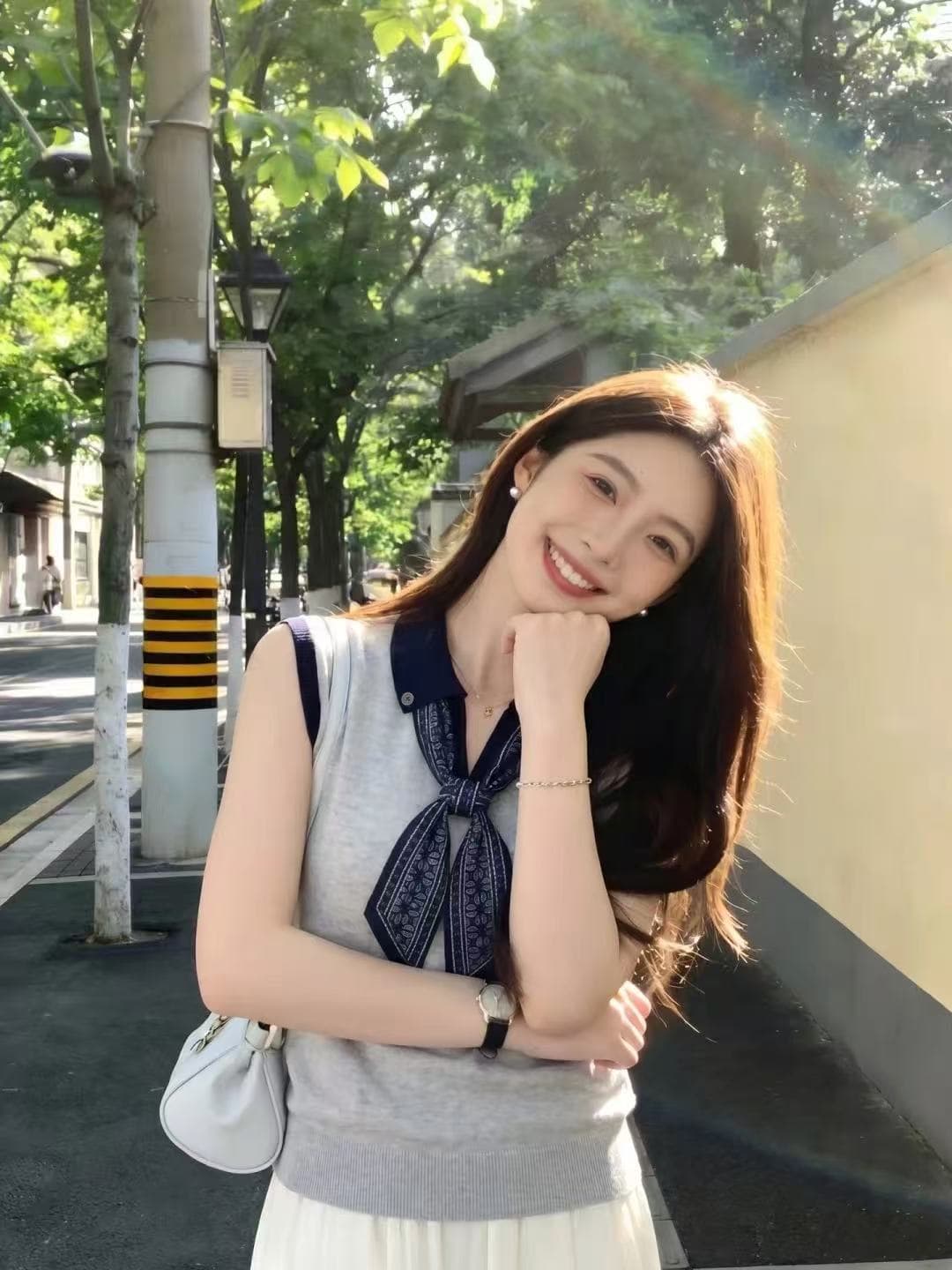 자이언트 잘 생긴 스카프 넥타이 긍정적 인 어깨 니트 티셔츠 여성 2026 슈퍼 화재 연령 감소 여름 한 부서 품격 어깨 맨위 상세 이미지 4
