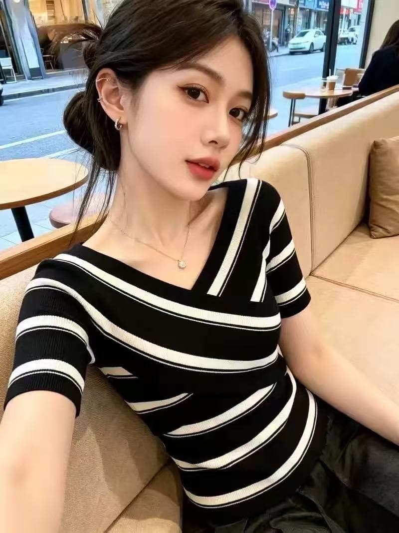 반팔 티셔츠 여성 여름 2026 디자인 센스 작은 대중 고유 한 아름다운 자이언트 잘 생긴 품격 스트라이프 십자가 V넥 맨위 이미지 2