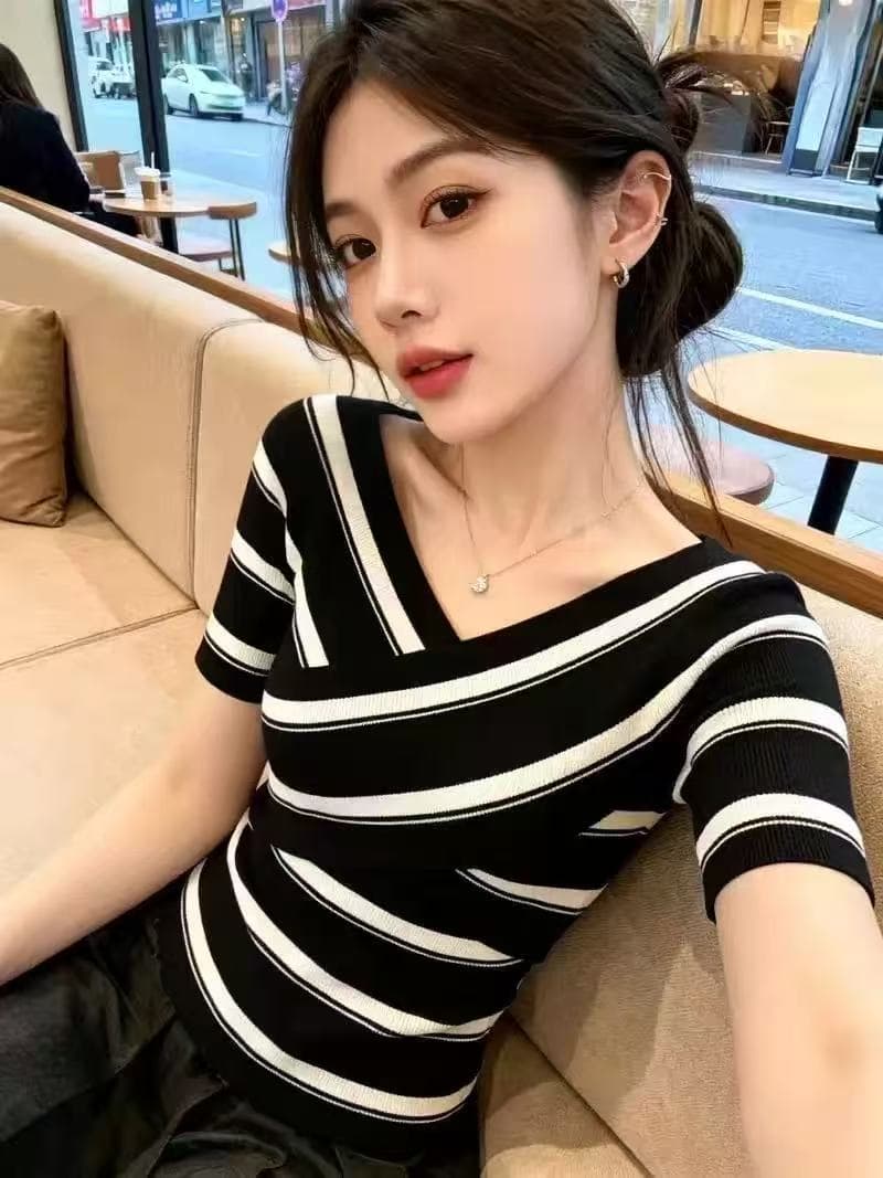반팔 티셔츠 여성 여름 2026 디자인 센스 작은 대중 고유 한 아름다운 자이언트 잘 생긴 품격 스트라이프 십자가 V넥 맨위 상세 이미지 5