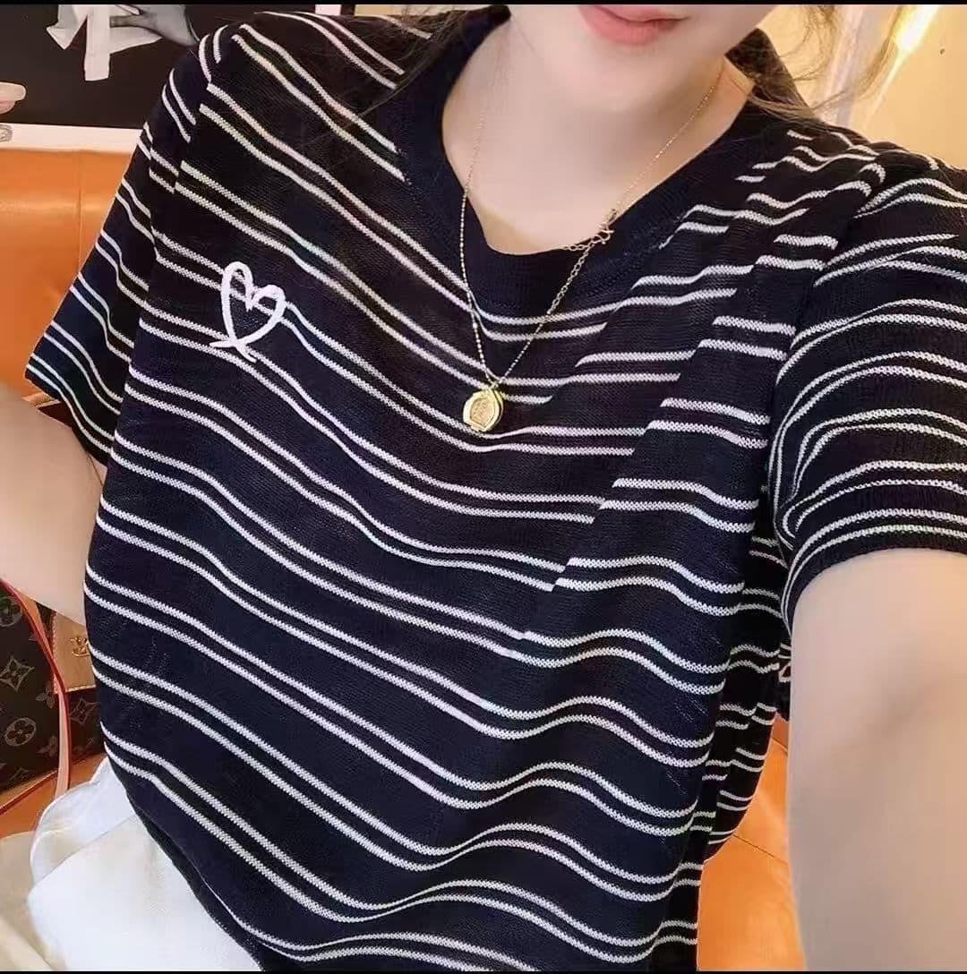 유럽 상품 스트라이프 반팔 티셔츠 여성 루즈핏 슬림해 보이는 2026 년 여름 새로운 다용도 동정 라운드 넥 반소매 맨위 상세 이미지 5