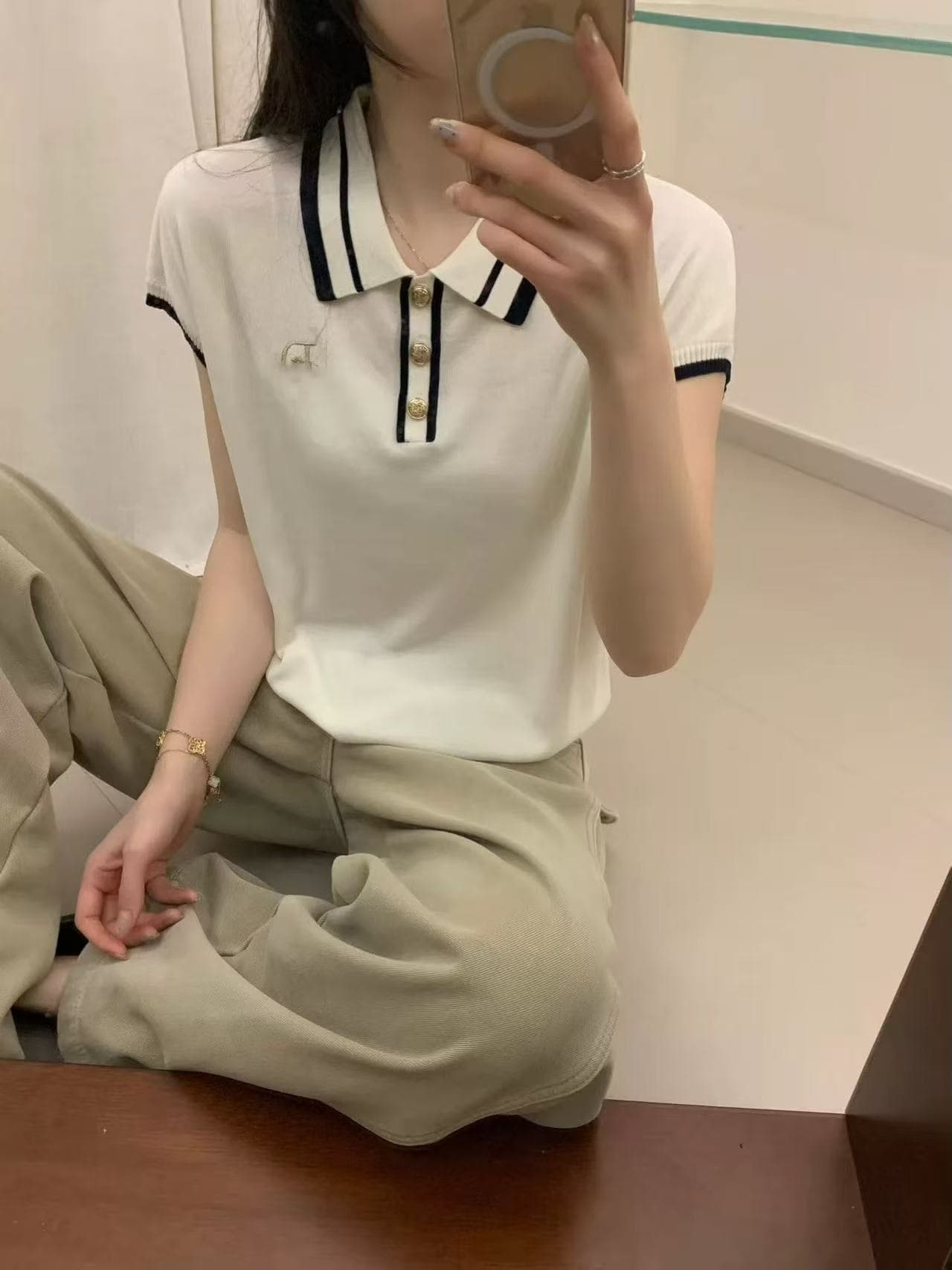 새로운 디자인 센스 배색 측면 POLO 칼라 자수 니트 스웨터 여성 금 버클 몸매 가꾸기 슬림해 보이는 연령 감소 다용도 맨위