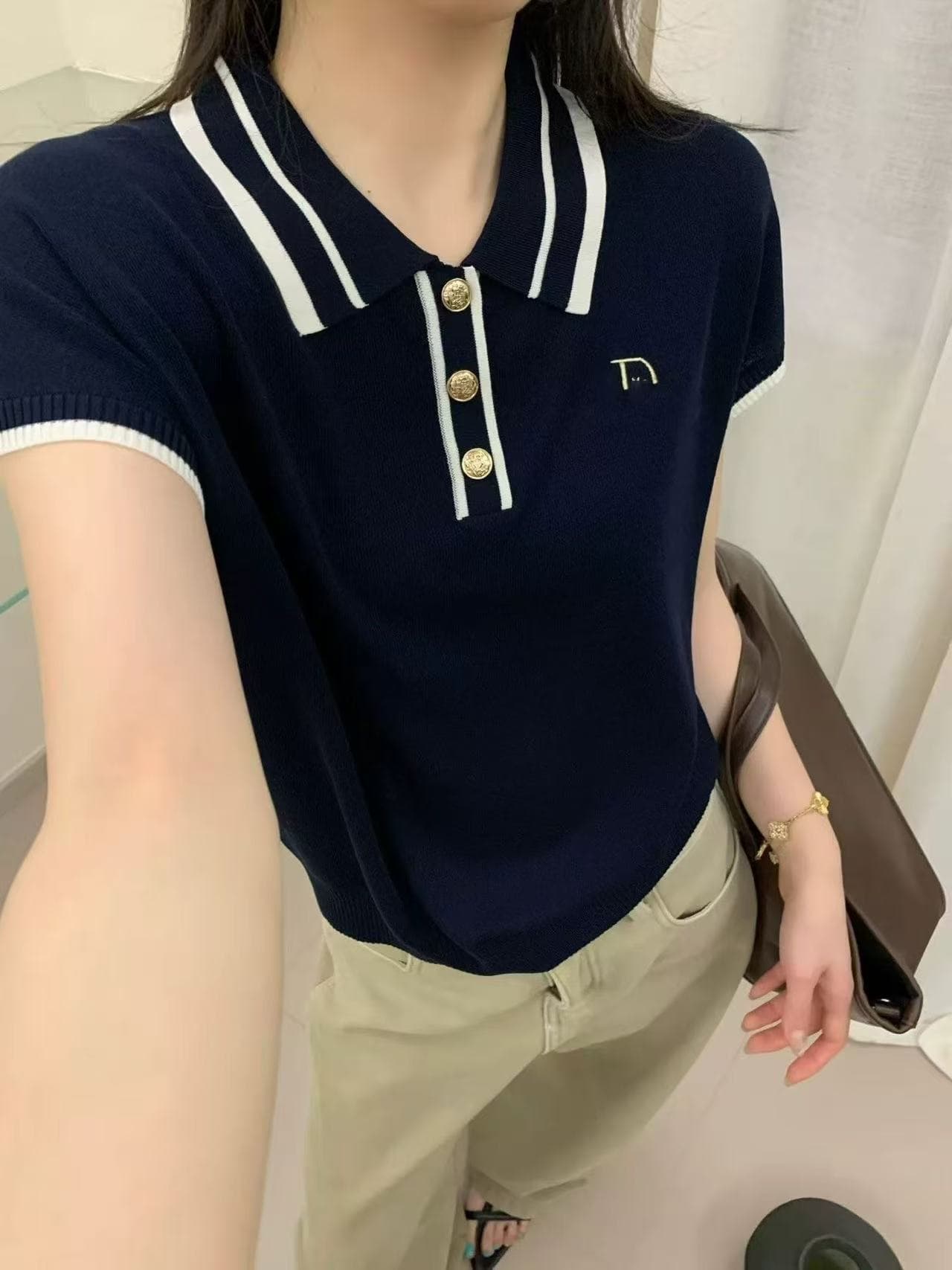 새로운 디자인 센스 배색 측면 POLO 칼라 자수 니트 스웨터 여성 금 버클 몸매 가꾸기 슬림해 보이는 연령 감소 다용도 맨위 이미지 4