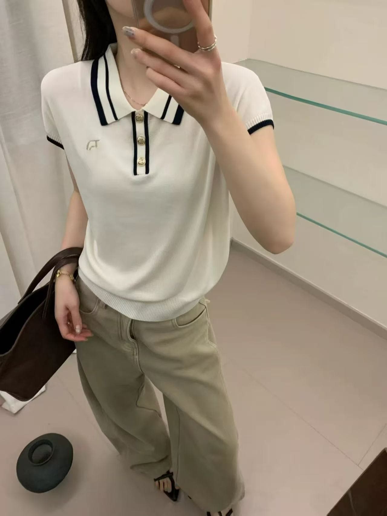 새로운 디자인 센스 배색 측면 POLO 칼라 자수 니트 스웨터 여성 금 버클 몸매 가꾸기 슬림해 보이는 연령 감소 다용도 맨위 상세 이미지 3