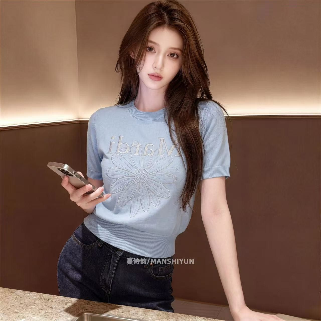 2026 여름 새로운 데이지 바람 파란색 반팔 티셔츠 여성 루즈핏 슬림해 보이는 라운드 넥 니트 맨위 꽃 프린트 상세 이미지 2