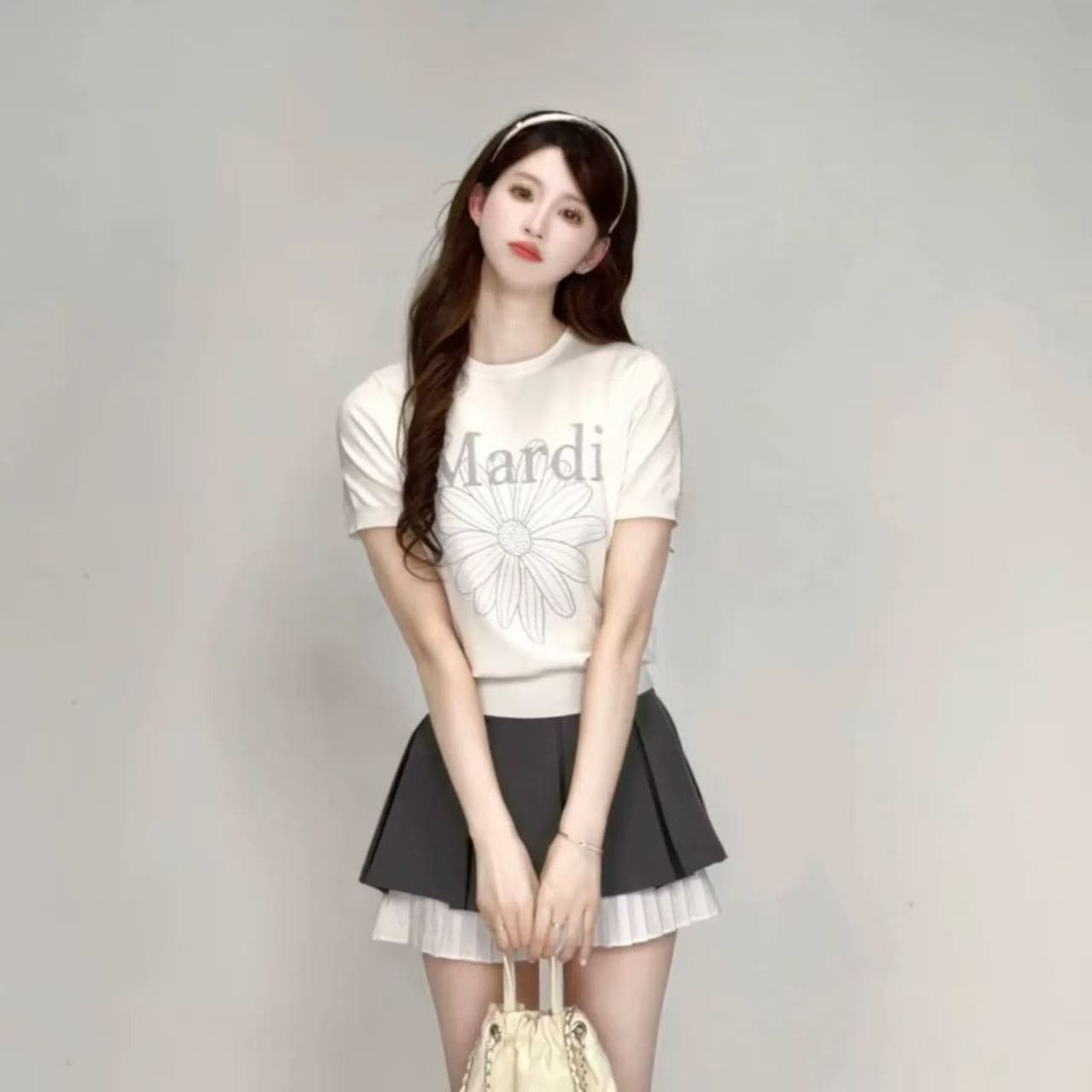 2026 여름 새로운 데이지 바람 파란색 반팔 티셔츠 여성 루즈핏 슬림해 보이는 라운드 넥 니트 맨위 꽃 프린트 상세 이미지 4
