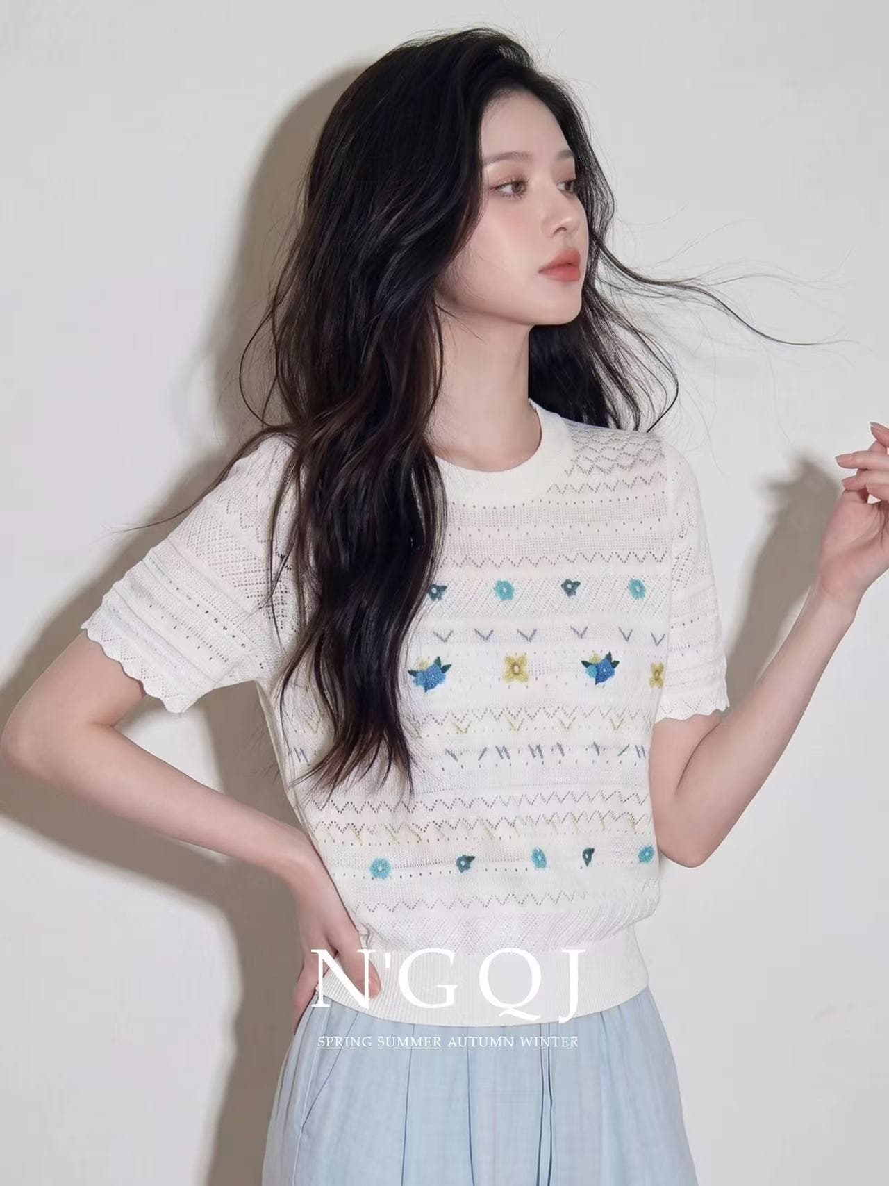 2026 슈퍼 화재 연령 감소 빛 산소 센스 자수 꽃 얼음 실크 니트 반팔 티셔츠 여성 여름 얇은 스타일 아름다운 맨위 이미지 2