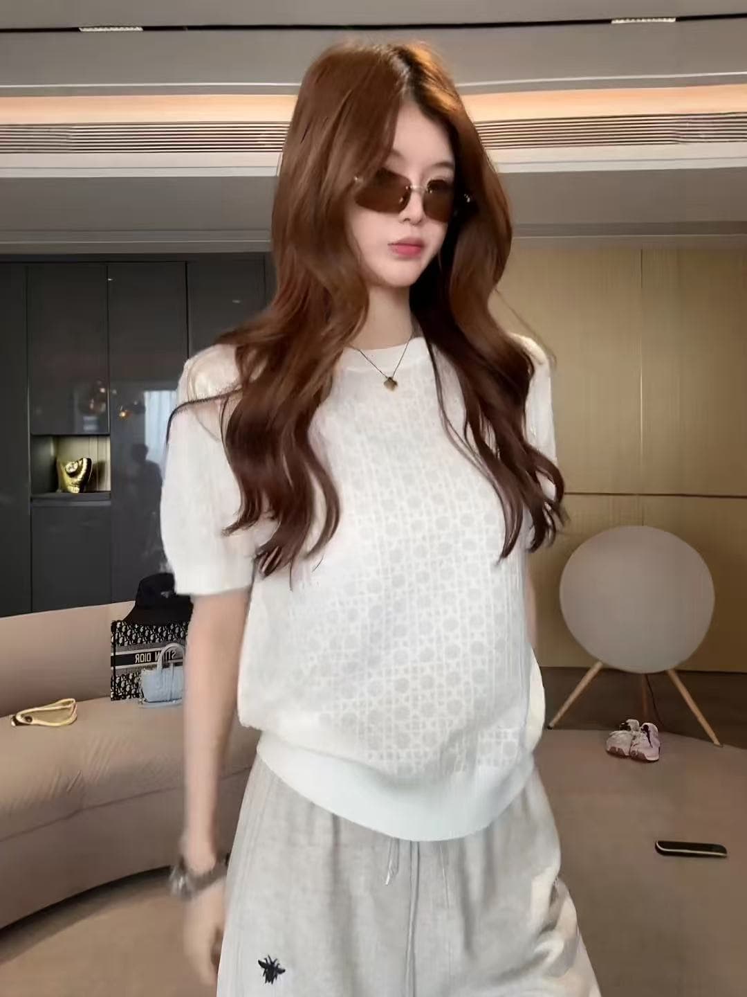 한 부서 라운드 넥 반팔 니트 스웨터 여성 2026 여름 새로운 착용 가져 가라. 링 그리드 자카드 루즈핏 허리 수축 화이트 맨위 상세 이미지 1