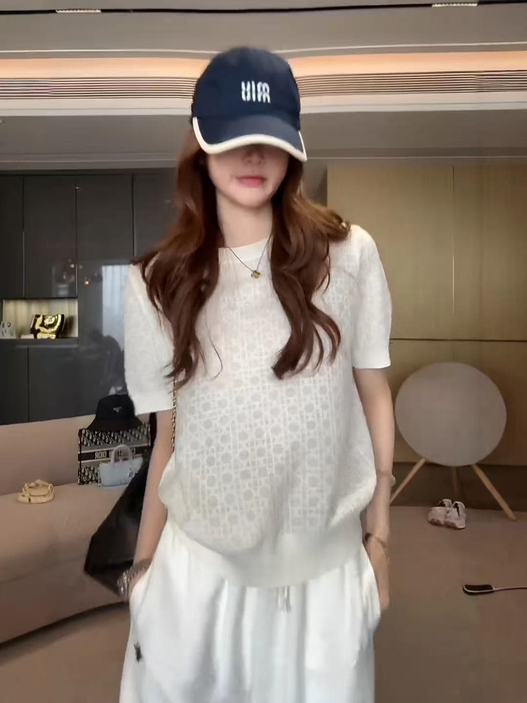 한 부서 라운드 넥 반팔 니트 스웨터 여성 2026 여름 새로운 착용 가져 가라. 링 그리드 자카드 루즈핏 허리 수축 화이트 맨위 상세 이미지 2