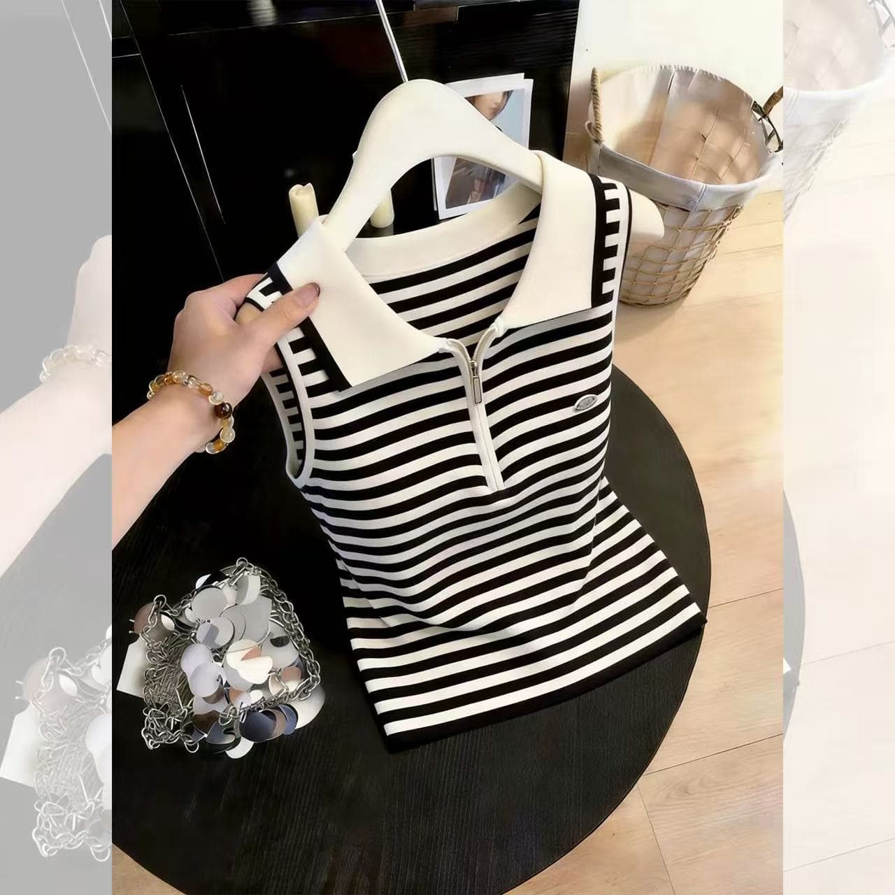 흑백 줄무늬 POLO 칼라 민소매 티셔츠 여성 여름 2026 새로운 고유 한 아름다운 miu 첨부 된 의류 출퇴근 착용 가져 가라.