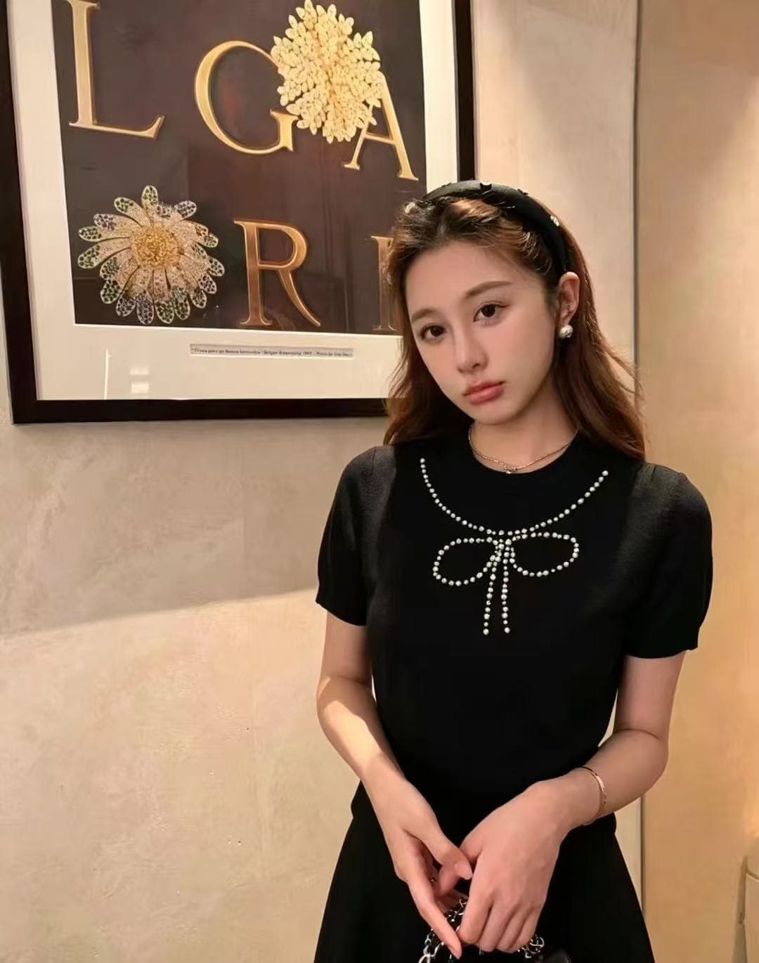 진주 나비 매듭 라운드 넥 티셔츠 여성 여름 디자인 센스 레이스 밑단 패치워크 반팔 몸매 가꾸기 슬림해 보이는 검정색 맨위 이미지 2