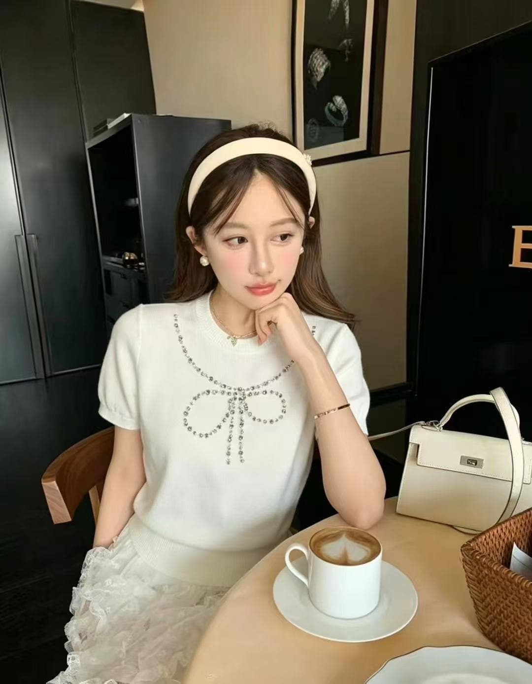 진주 나비 매듭 라운드 넥 티셔츠 여성 여름 디자인 센스 레이스 밑단 패치워크 반팔 몸매 가꾸기 슬림해 보이는 검정색 맨위 상세 이미지 1