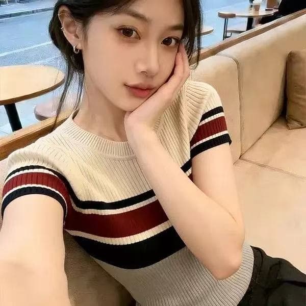새로운 한국 스타일 아메리칸 레트로 미니멀리즘 배색 스트라이프 반팔 티셔츠 니트 스웨터 여성 품격 라운드 넥 몸매 가꾸기 맨위 이미지 2