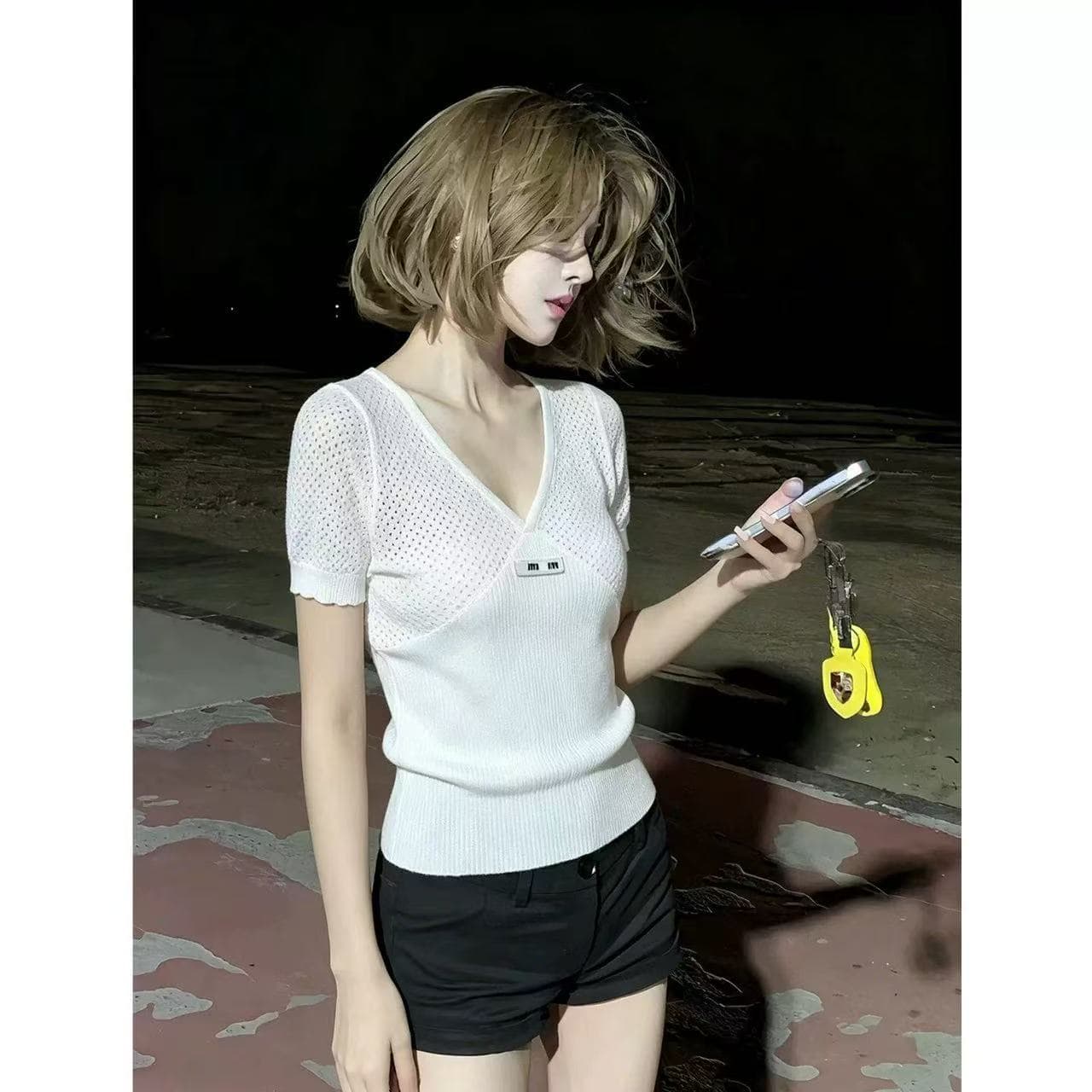 핫걸 바람 디자인 센스 작은 대중 십자가 홀로우 아웃 V넥 니트 반팔 티셔츠 여성 여름 알파벳 몸매 가꾸기 화이트 맨위 상세 이미지 2