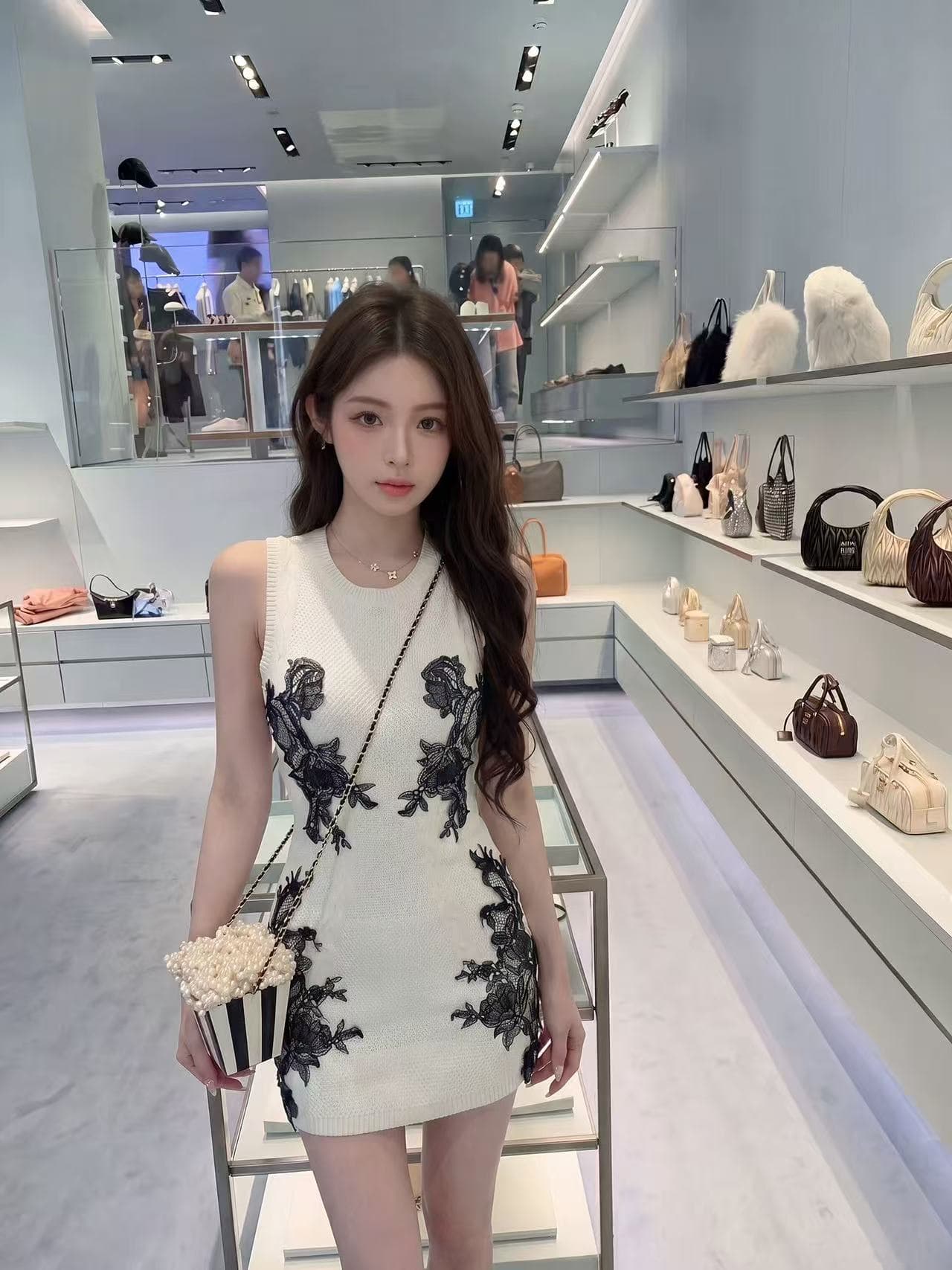 빛 요리 한 바람 레이스 니트 민소매 여성 드레스 여름 작은 키 몸매 가꾸기 슬림해 보이는 품격 핫걸 타이트 스커트 미니 스커트 이미지 2