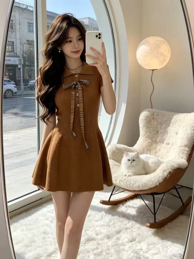 그는 벤 바람 POLO 칼라 허리 수축 니트 여성 드레스 2026 여름 새로운 나비 매듭 슬림해 보이는 고급 센스 미니 스커트