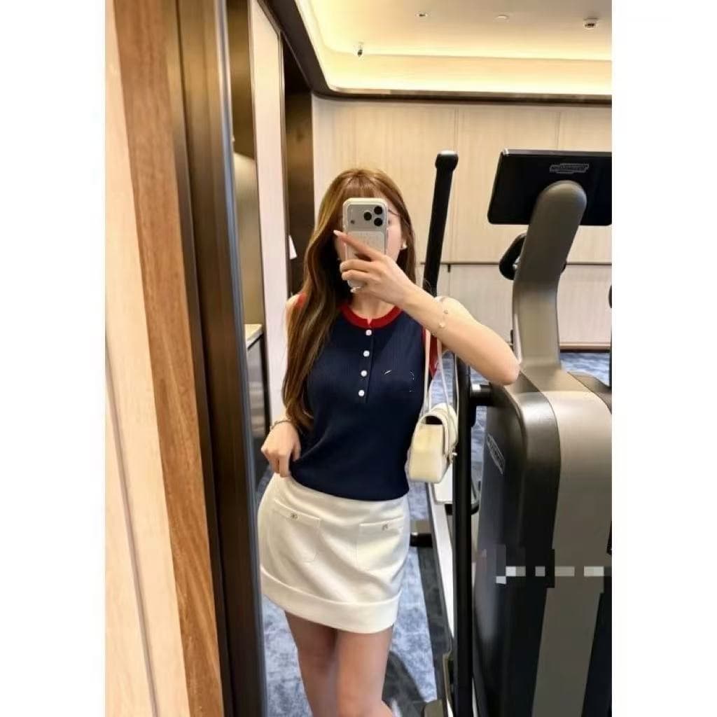 trendy bazaar 배색 측면 라운드 넥 니트 조끼 여성 다용도 민소매 블루 색상 단추 어깨 맨위 상세 이미지 3