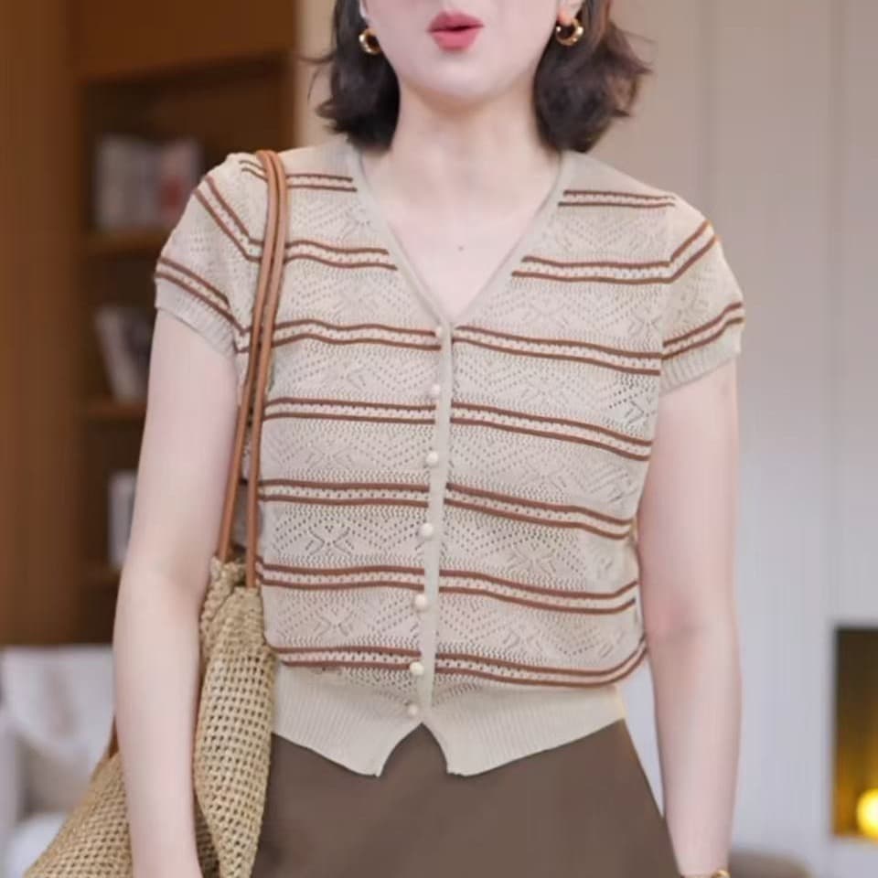 2026 여름 새로운 고유 한 디자인 센스 니트 V넥 홀로우 아웃 맨위 몸매 가꾸기 슬림해 보이는 다용도 연령 감소 티셔츠 여성 트렌디 이미지 5
