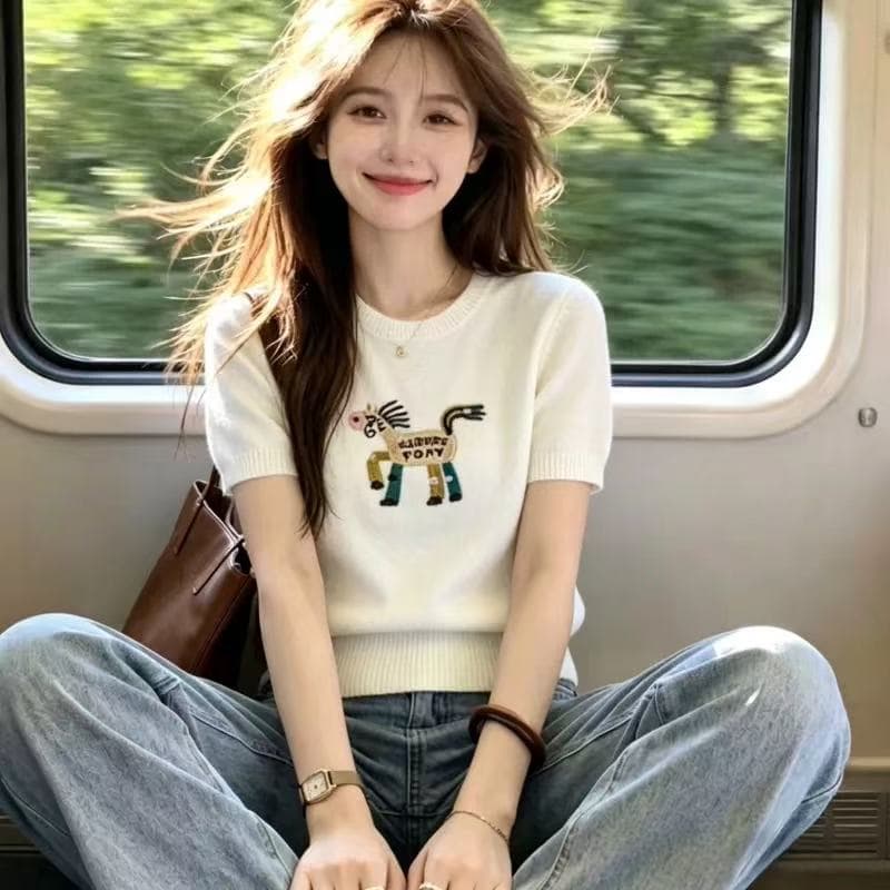 보존 섹션 추천 패션 미니멀리즘 자수 라운드 넥 긍정적 인 어깨 니트 스웨터 여성 여름 새로운 부드러운 품격 맨위 이미지 2