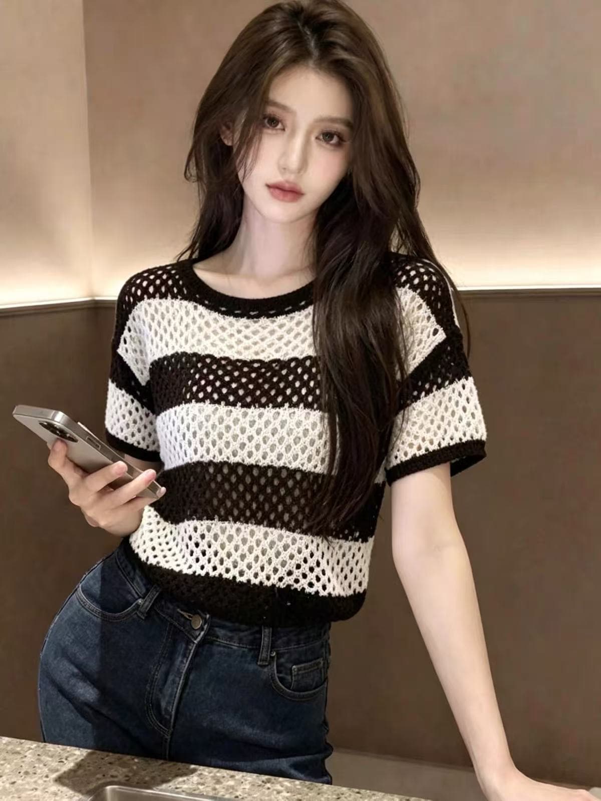 Chic 섹시함 홀로우 아웃 스트라이프 반팔 티셔츠 여성 여름 2026 느슨함 센스 착용 가져 가라. 루즈핏 연령 감소 니트 맨위 이미지 2