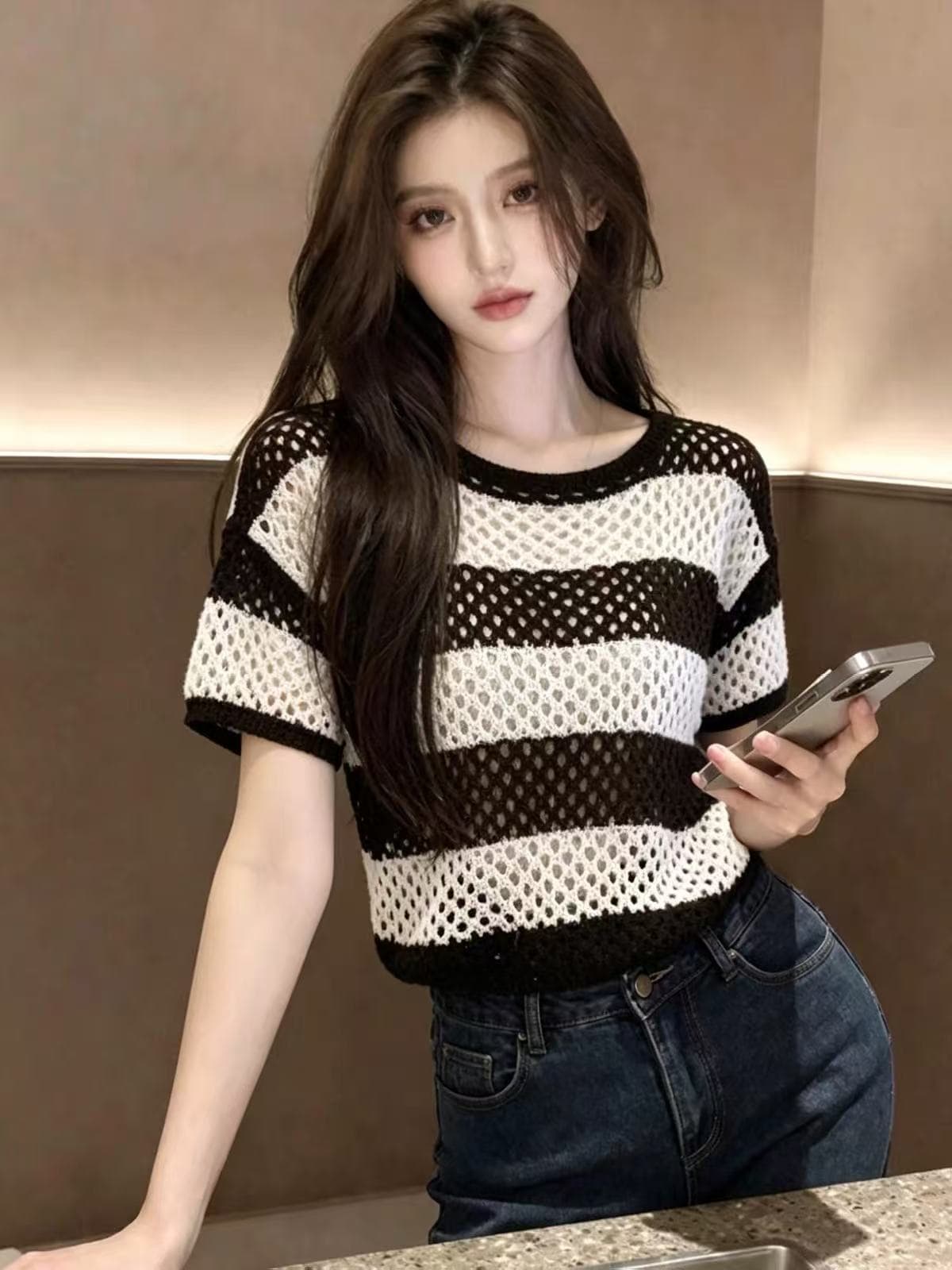 Chic 섹시함 홀로우 아웃 스트라이프 반팔 티셔츠 여성 여름 2026 느슨함 센스 착용 가져 가라. 루즈핏 연령 감소 니트 맨위 이미지 3
