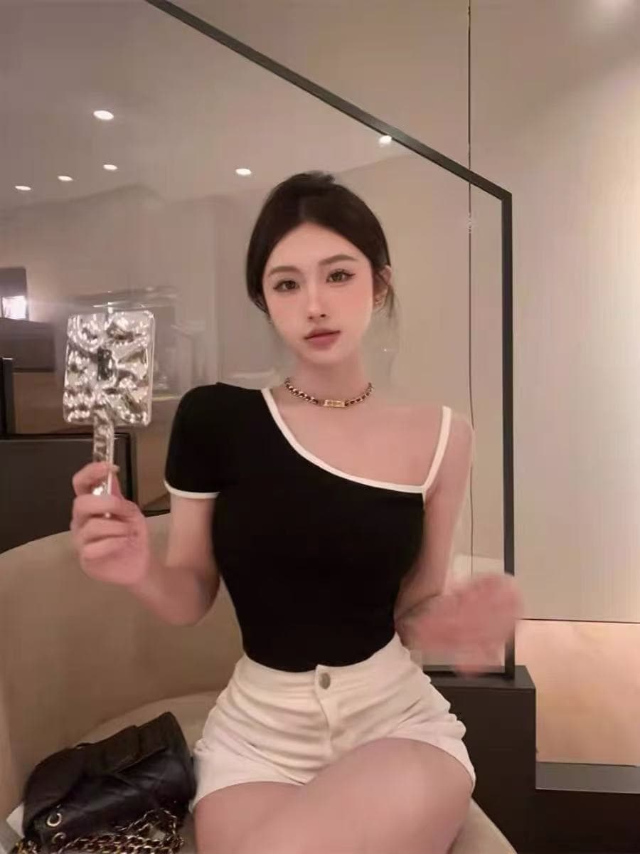 검정색 핫걸 불규칙 디자인 센스 작은 대중 Chic 맨위 2023 여름 몸매 가꾸기 오프숄더 슬립 반팔 티셔츠 이미지 2