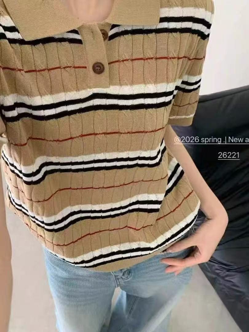 2026 새로운 디자인 센스 레트로 스트라이프 POLO 칼라 반팔 니트 스웨터 여성 다용도 패션 슬림해 보이는 연령 감소 맨위