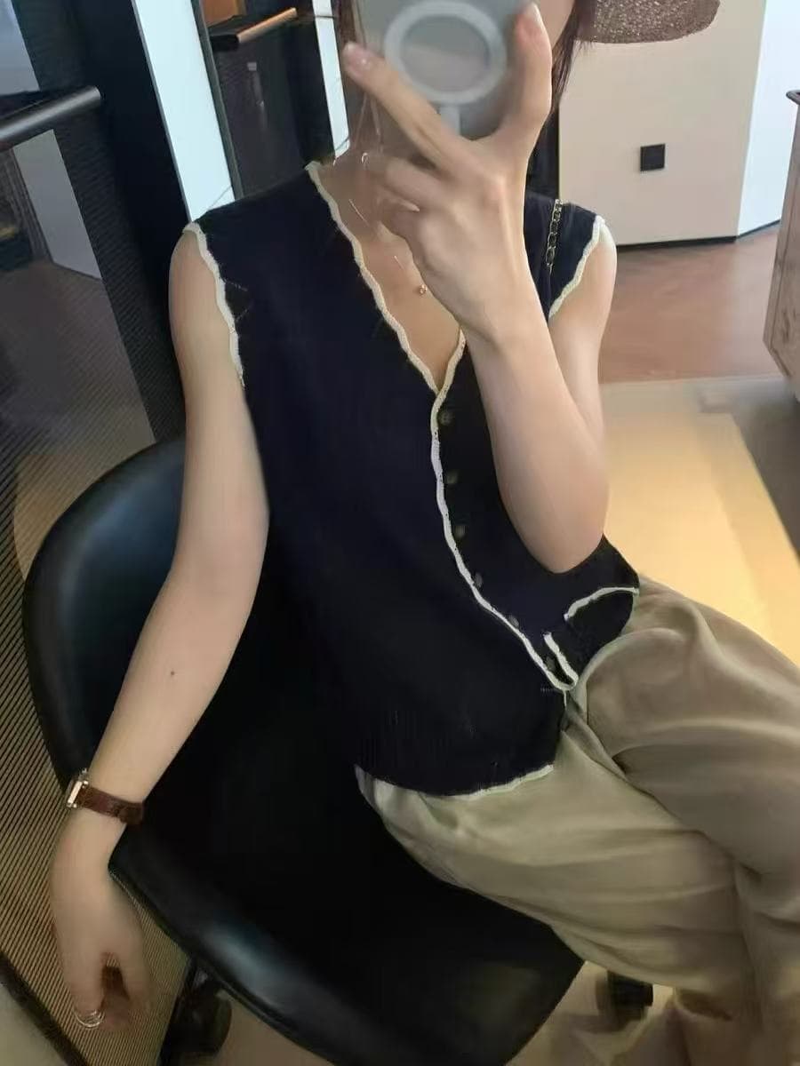 작은 대중 디자인 물결무늬 배색 측면 니트 베스트 얇고 가벼운 홀로우 아웃 민소매 V넥 싱글 줄 버튼 슬림해 보이는 외부 잡아라. 의류 상세 이미지 4